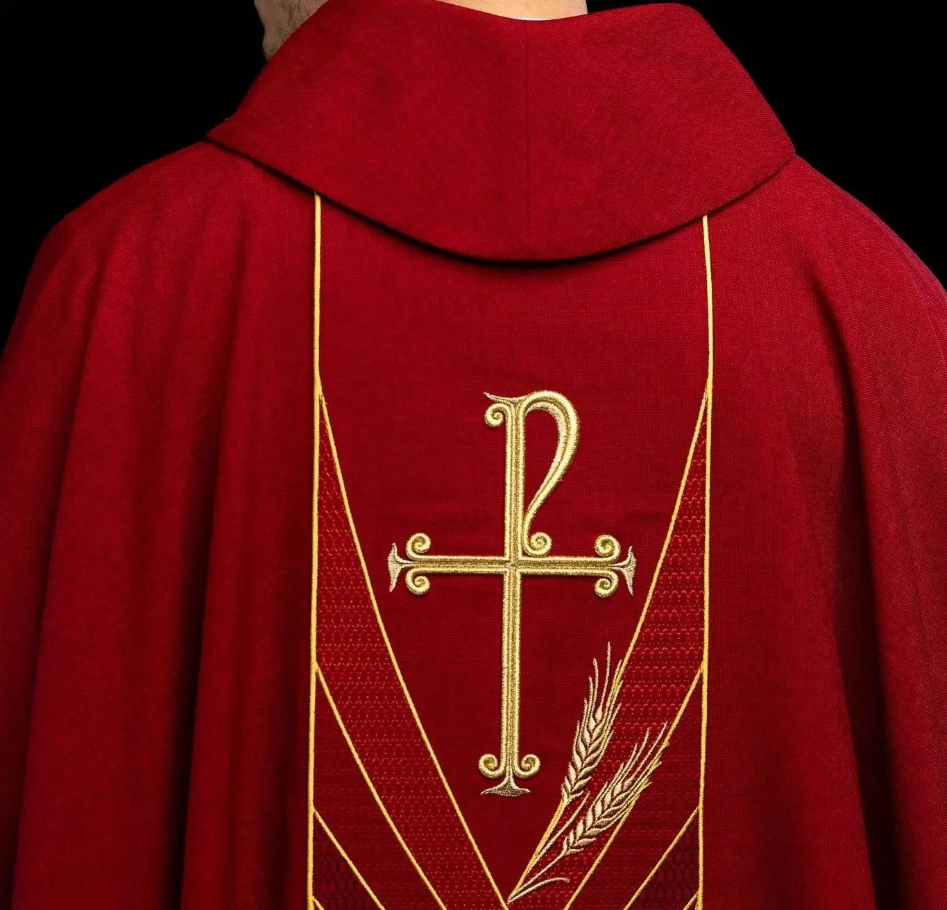 Chasuble rouge avec bande PAX brodée