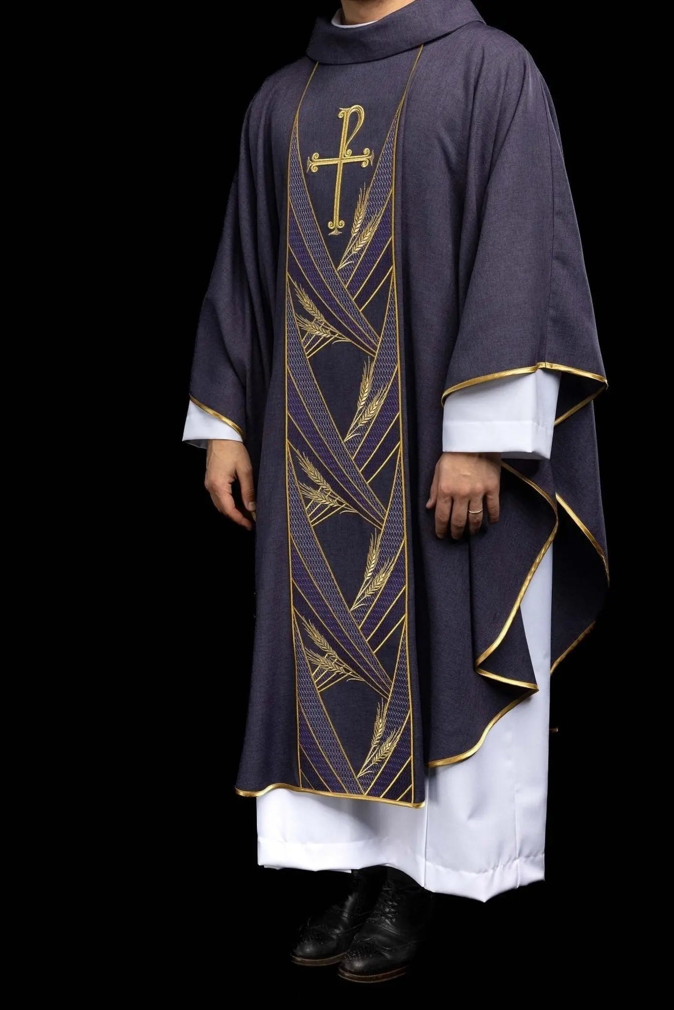 Chasuble violette avec bande PAX brodée