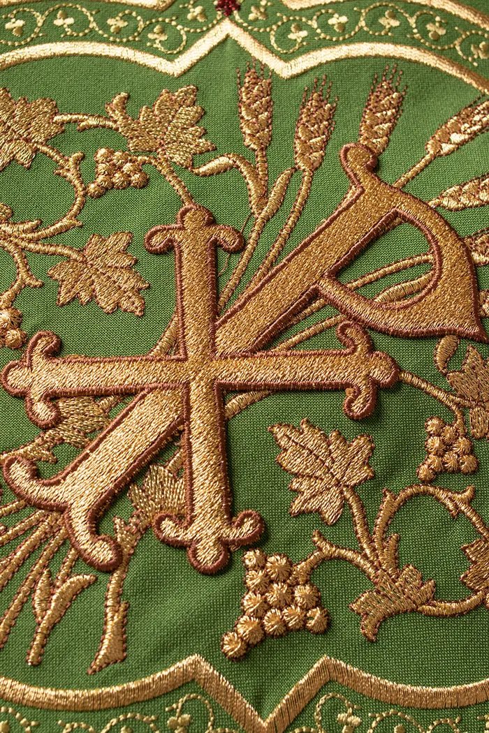 Embroidered chasuble with IHS symbol Green richly decorated - HAFTINA ATELIER