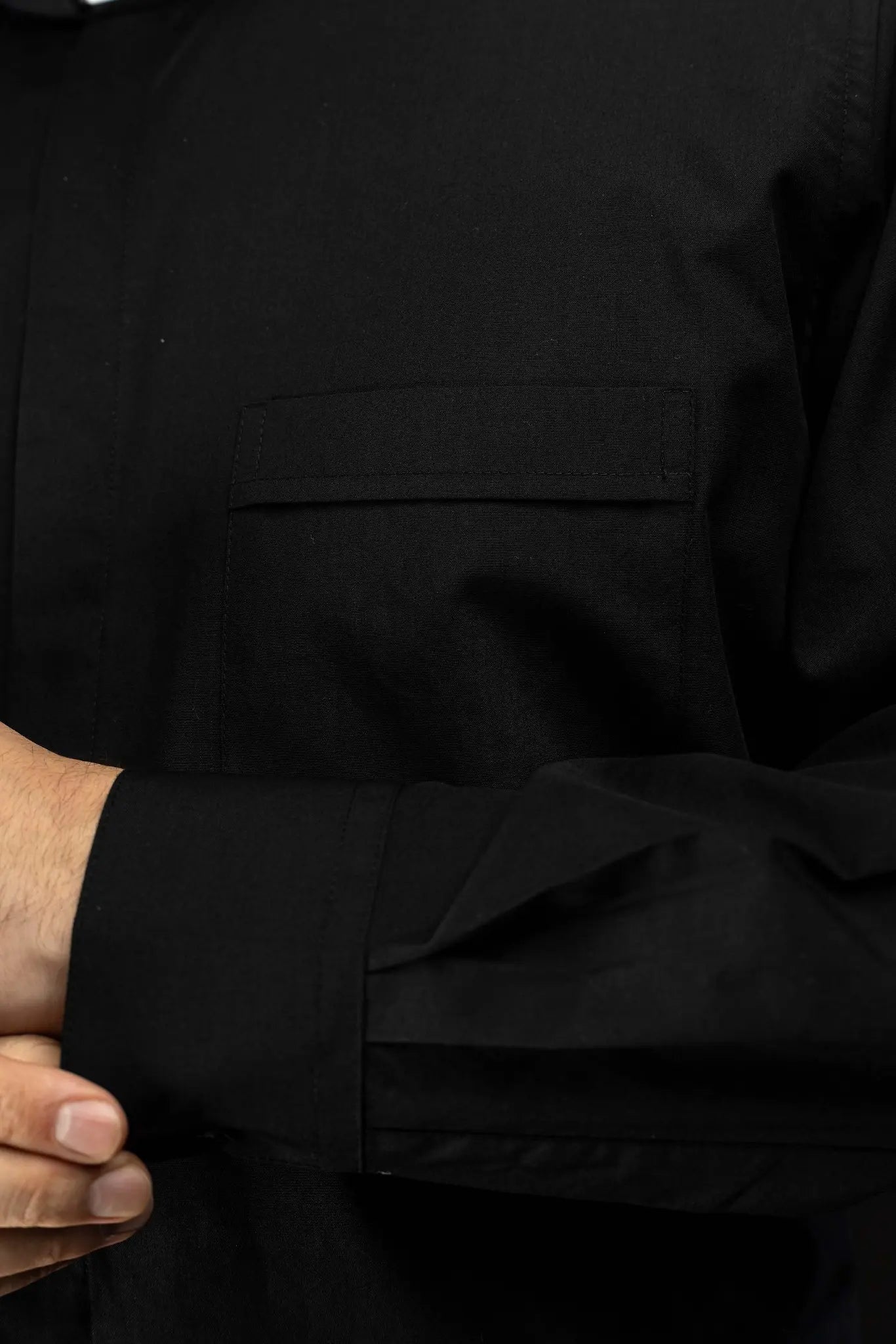 Chemise ecclésiastique romaine noire à manches longues avec patte de col
