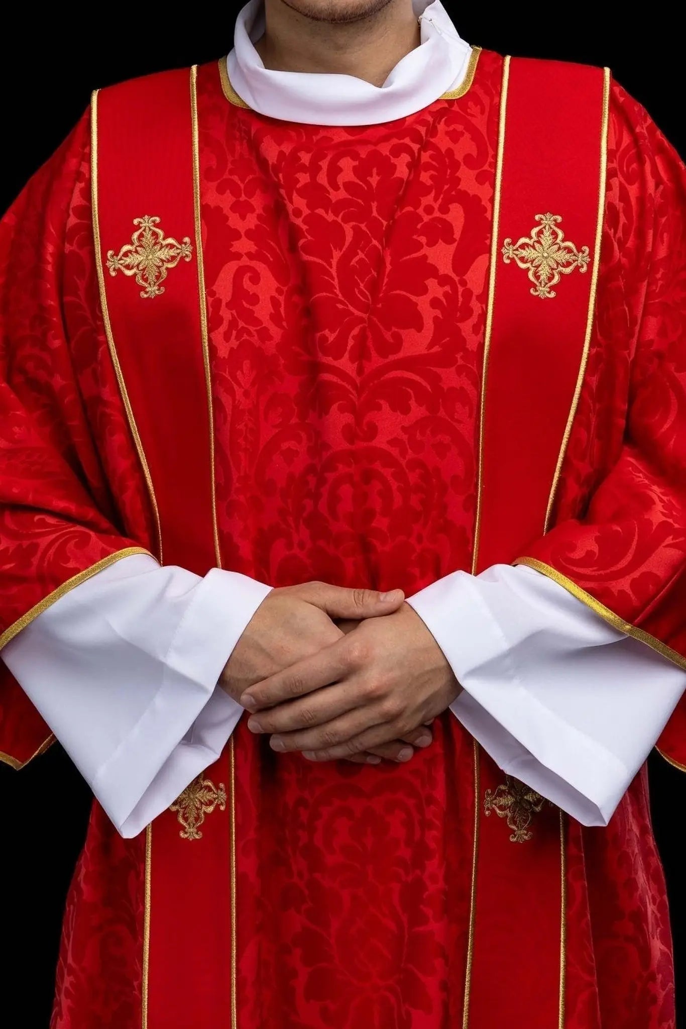 Dalmatique jacquard rouge avec broderie de Croix dorée