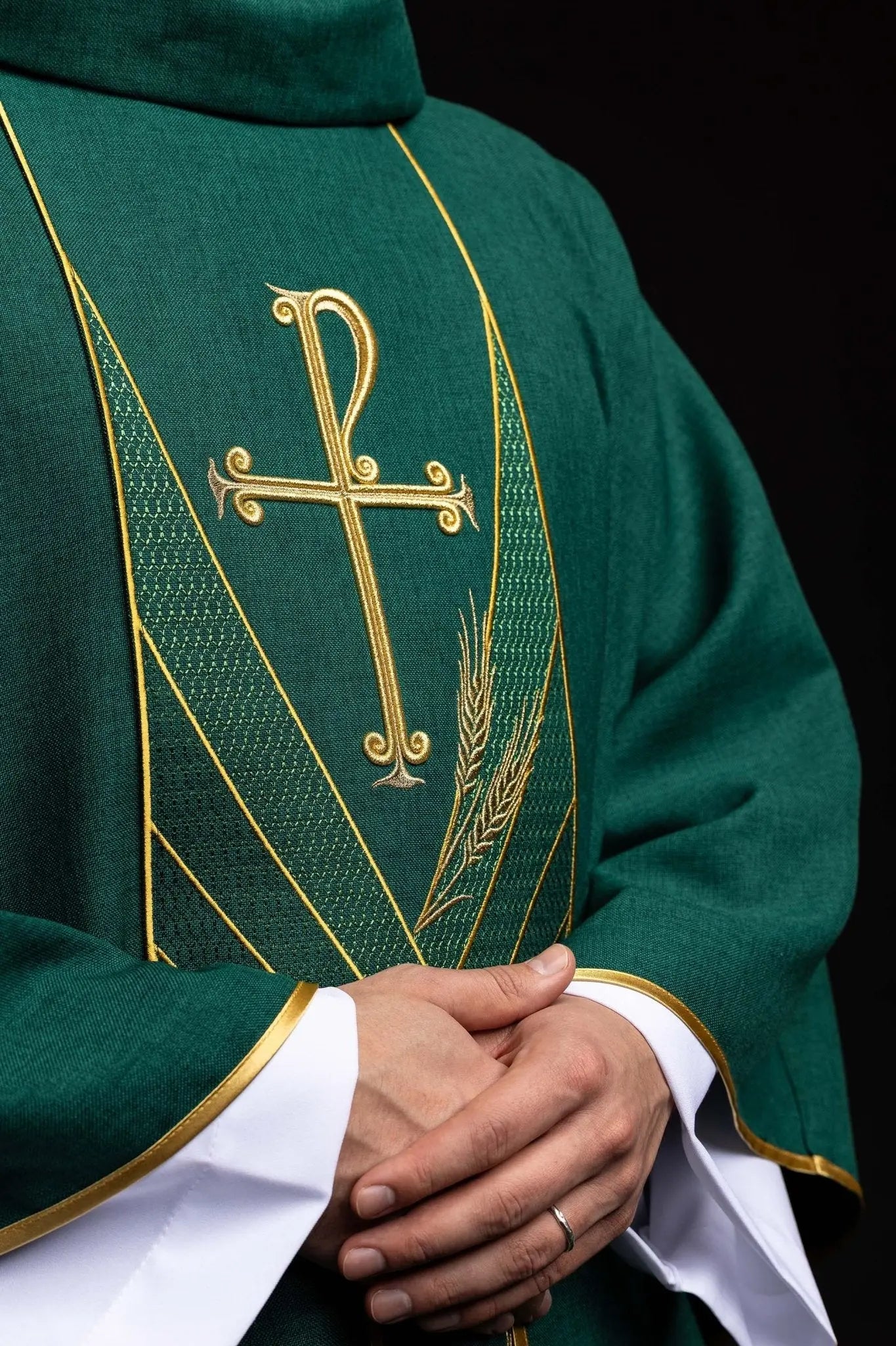 Chasuble verte avec bande PAX brodée