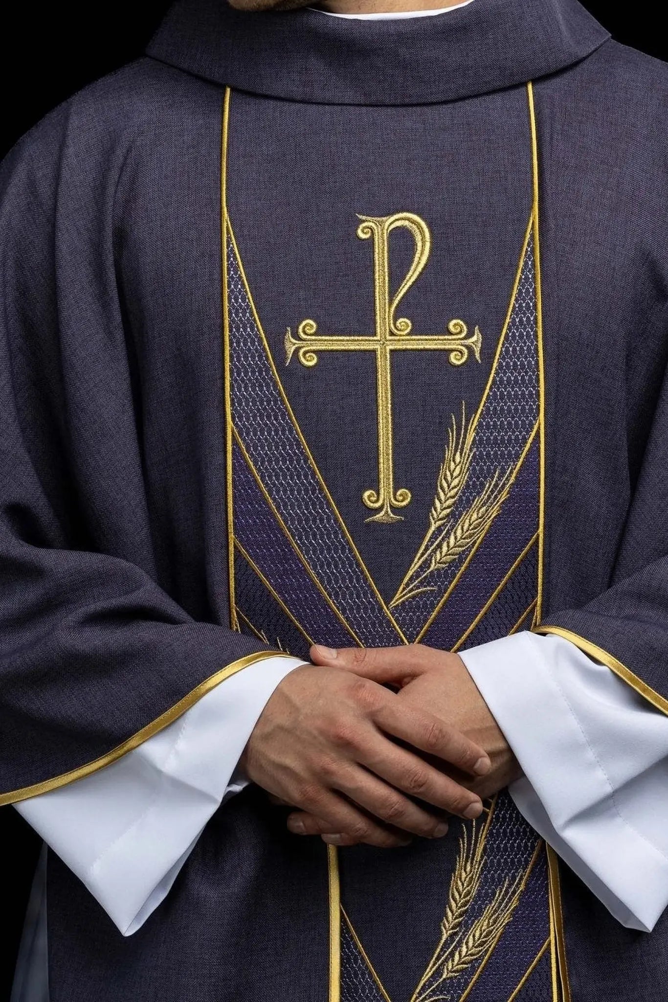 Chasuble violette avec bande PAX brodée