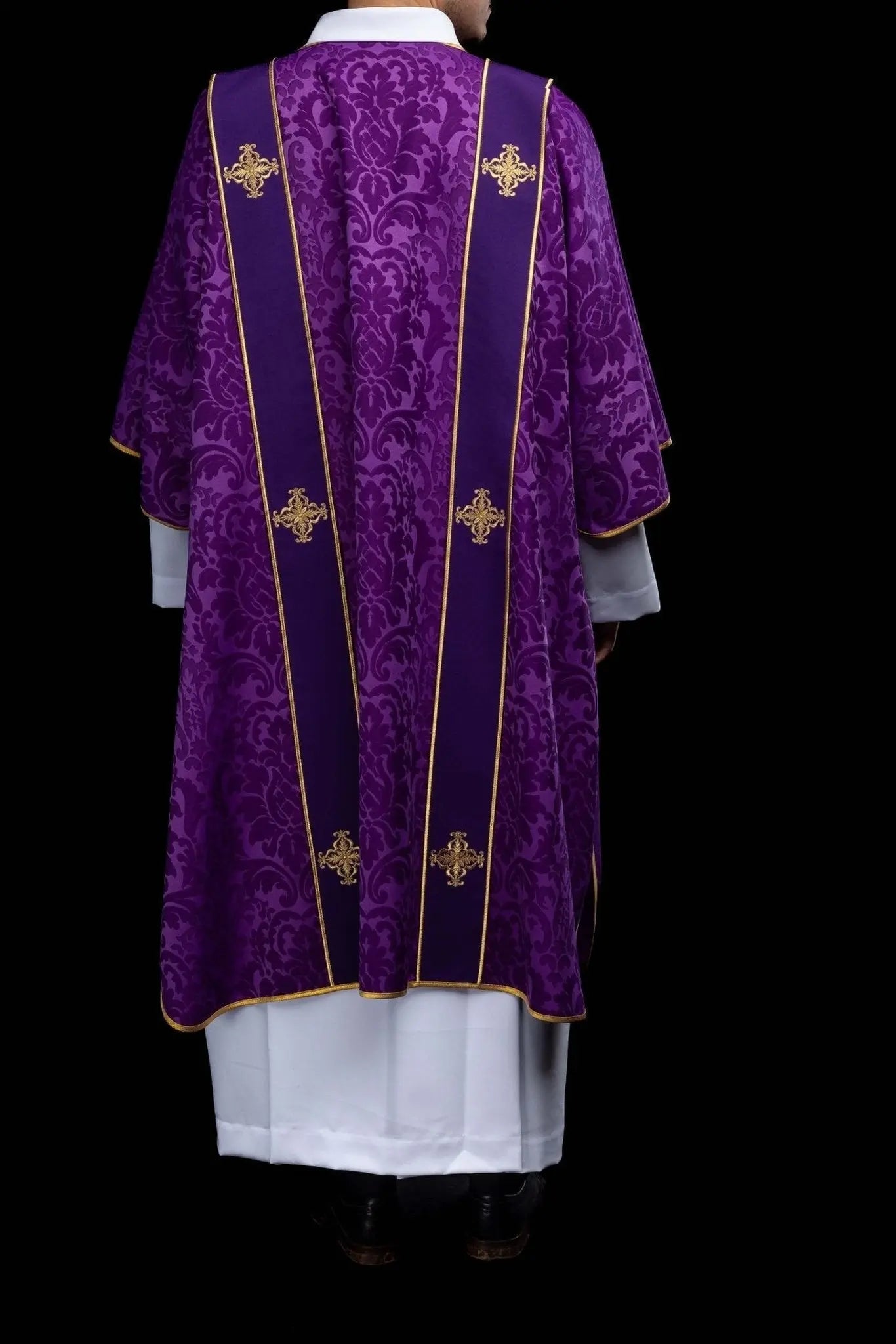 Dalmatique jacquard violet avec broderie de Croix dorée