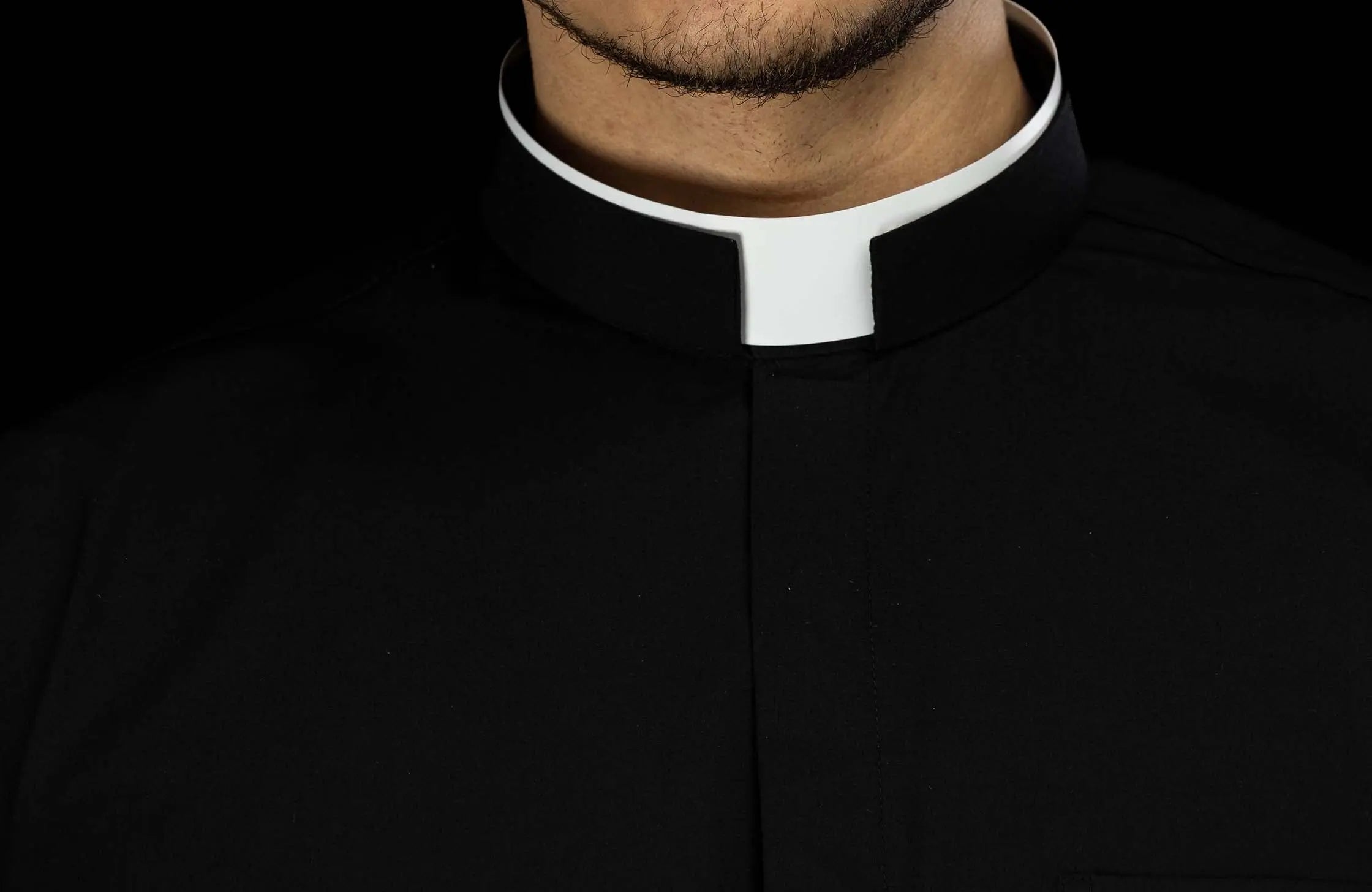 Chemise ecclésiastique romaine noire à manches longues avec patte de col