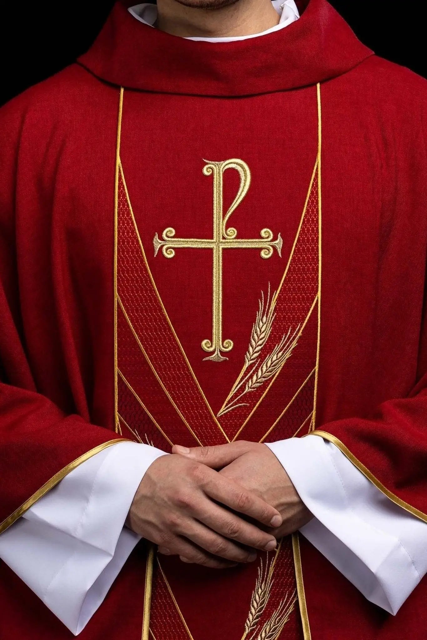 Chasuble rouge avec bande PAX brodée