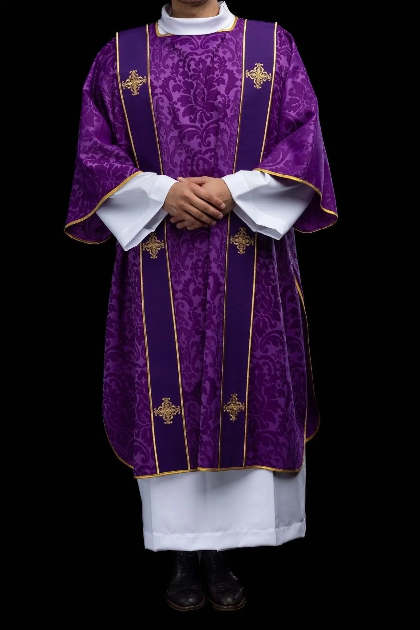 Dalmatique jacquard violet avec broderie de Croix dorée