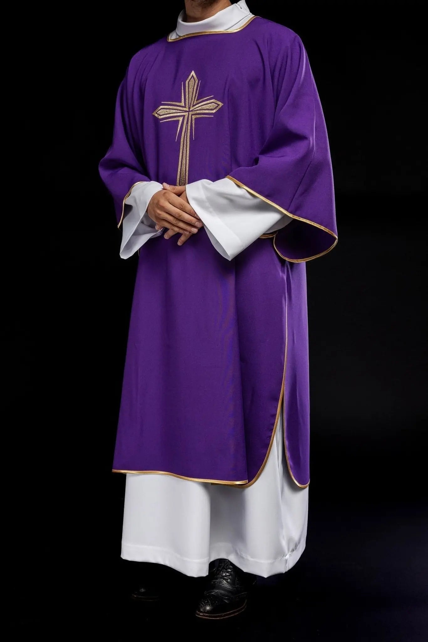 Dalmate violet avec croix dorée brodée