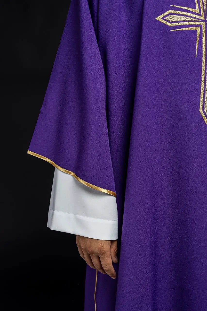 Dalmate violet avec croix dorée brodée