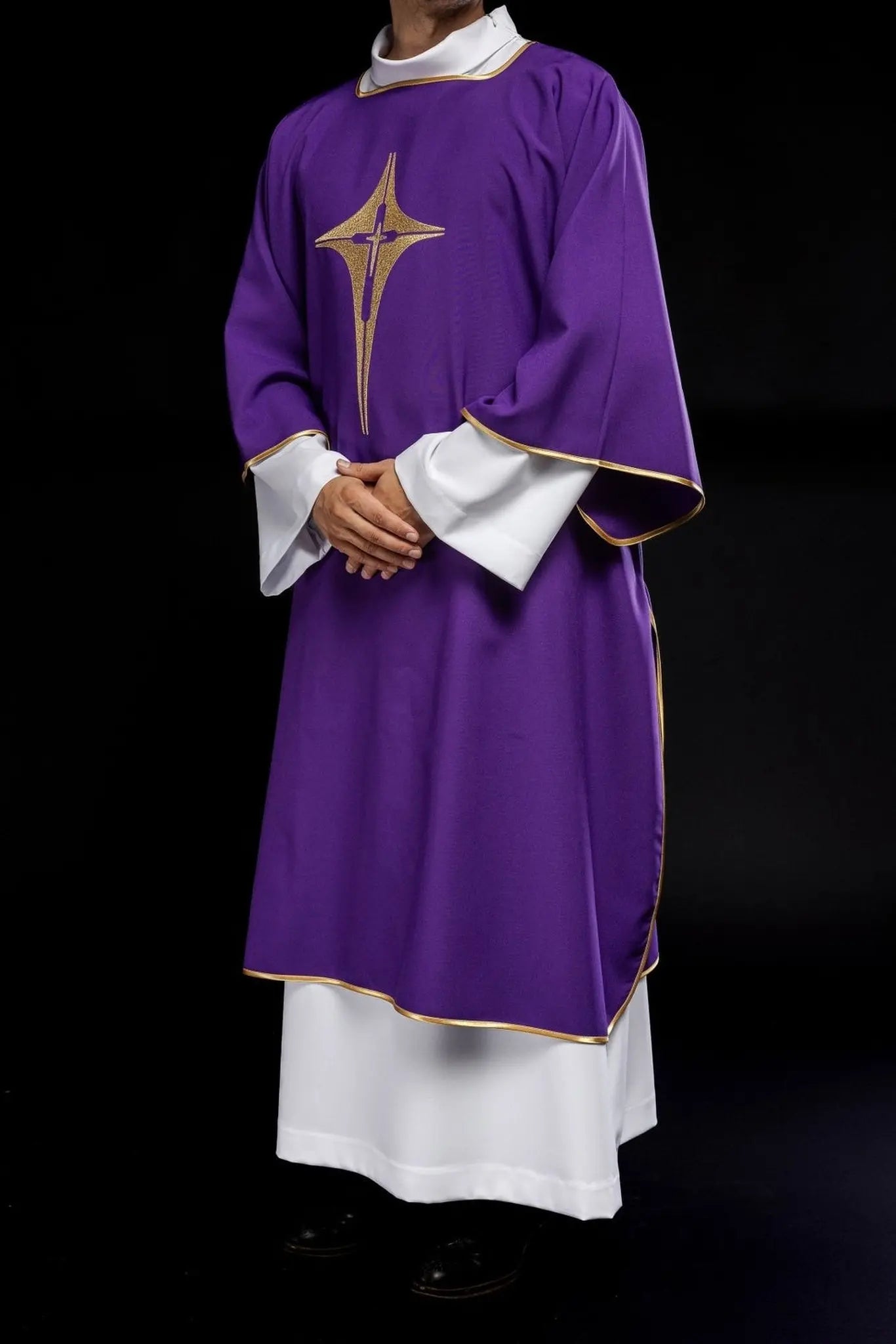 Dalmate violet avec croix dorée brodée