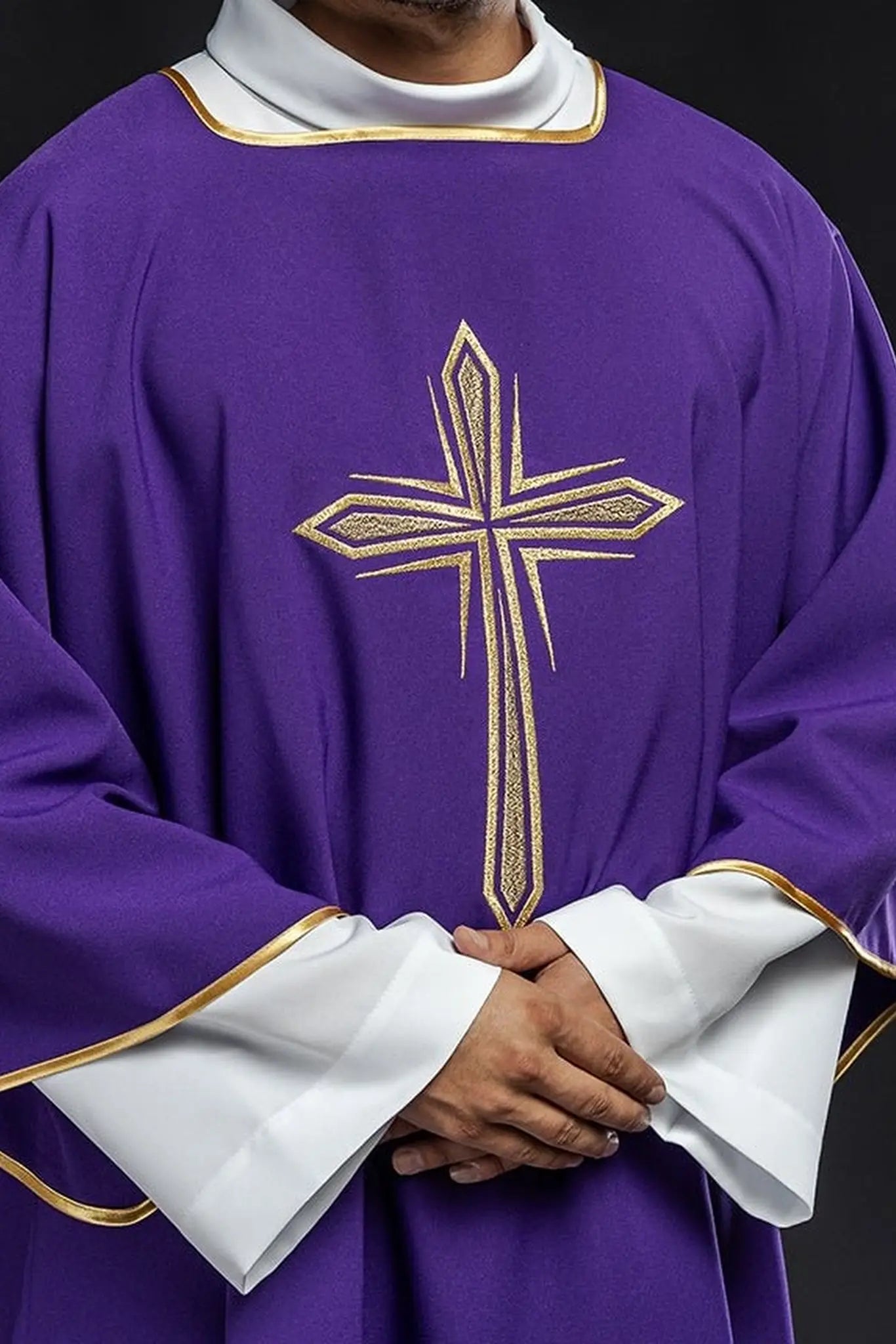 Dalmate violet avec croix dorée brodée