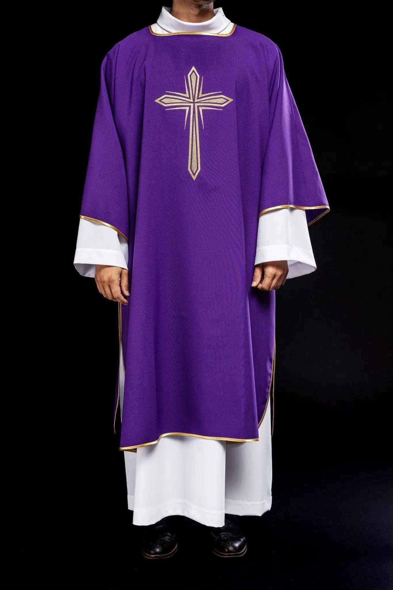 Dalmate violet avec croix dorée brodée