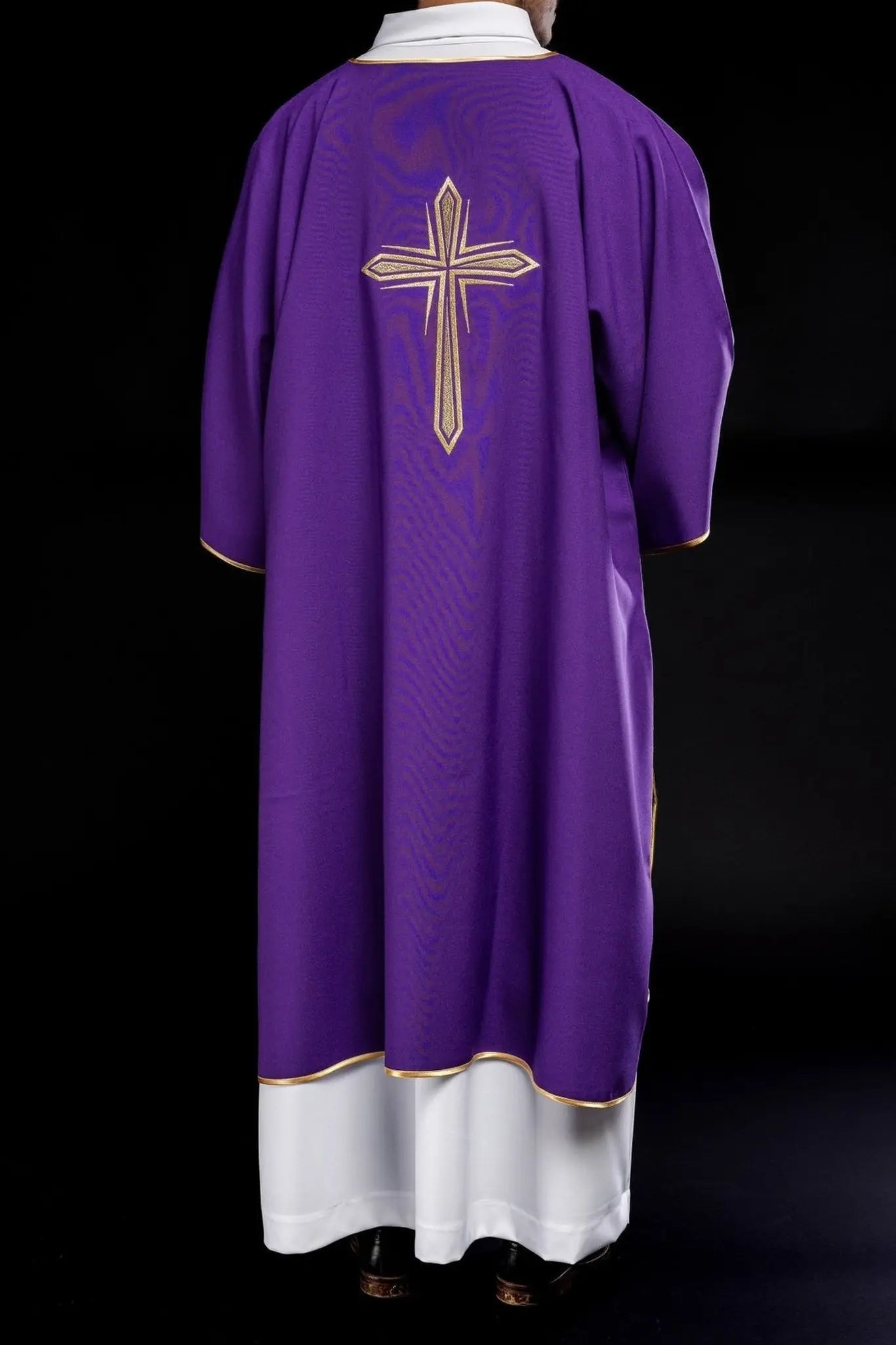 Dalmate violet avec croix dorée brodée