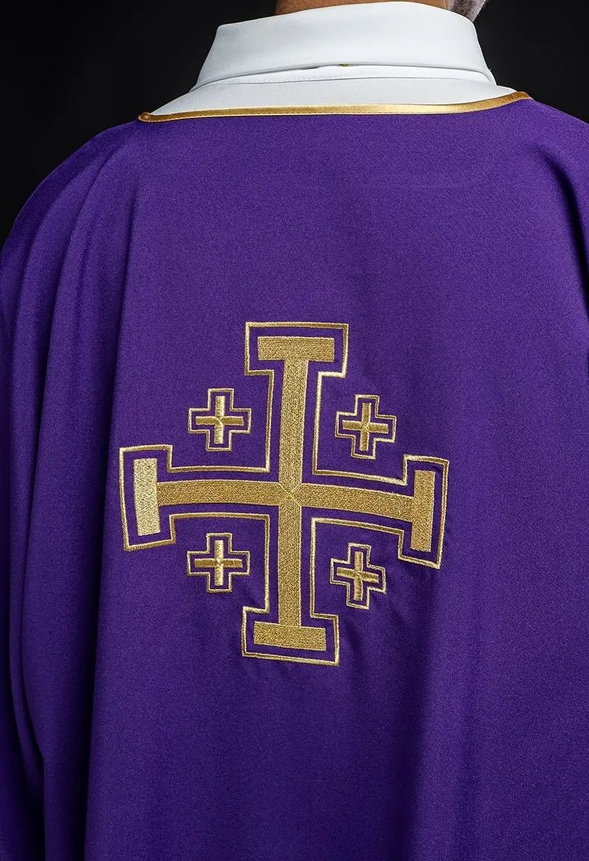 Dalmatique violette avec croix dorées brodées