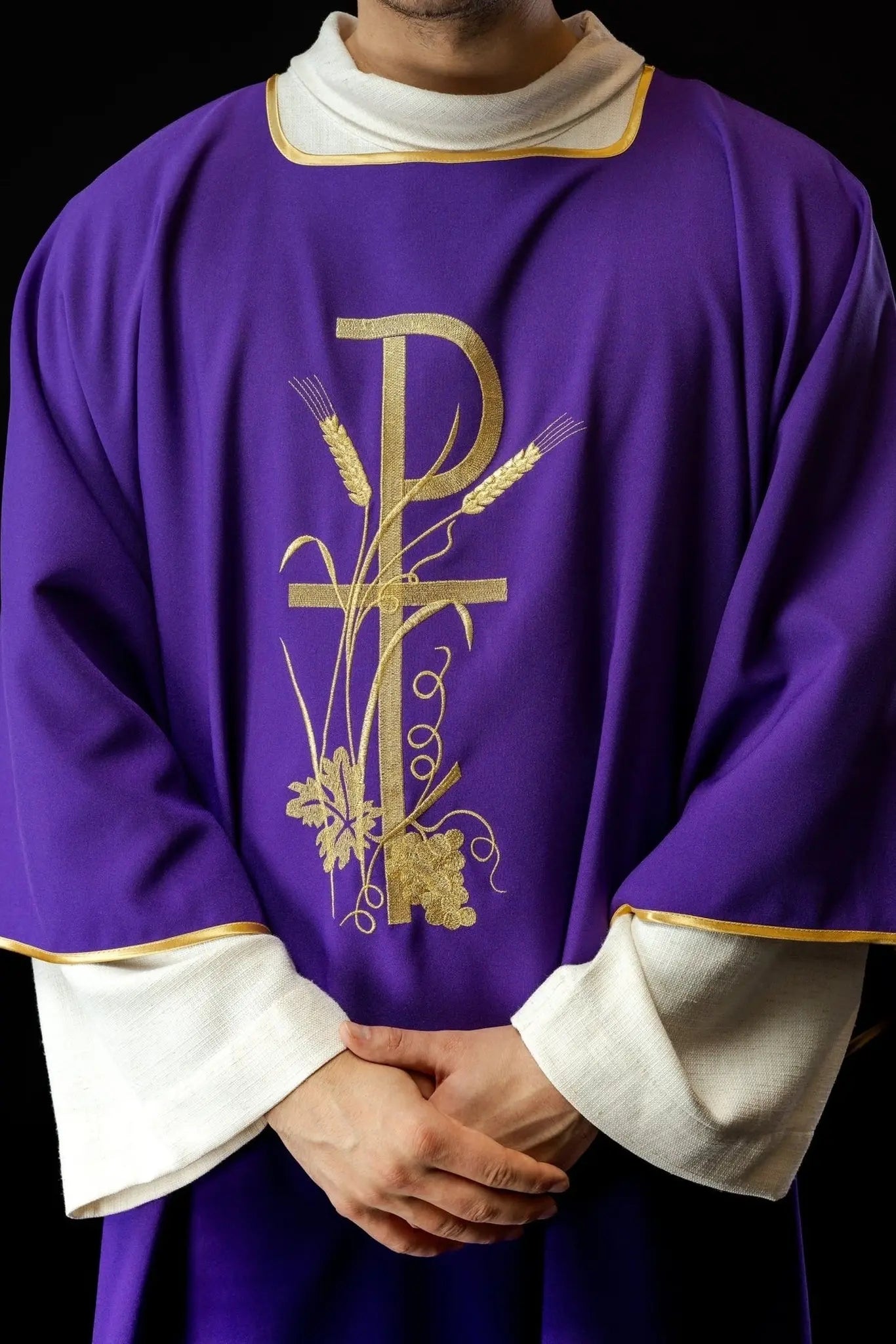 Dalmatique violette avec broderie de croix Pax dorée