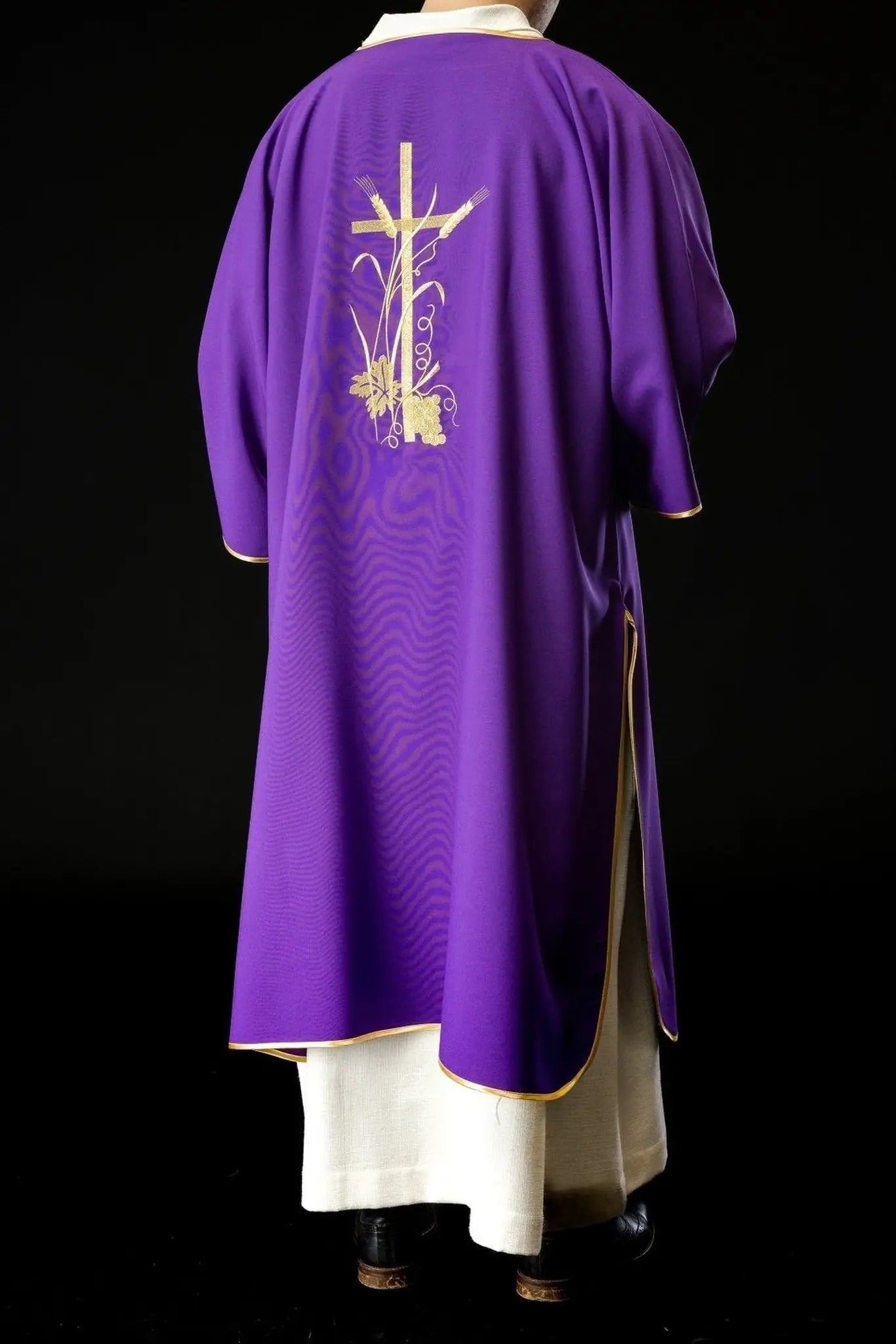 Dalmatique violette avec broderie de croix Pax dorée