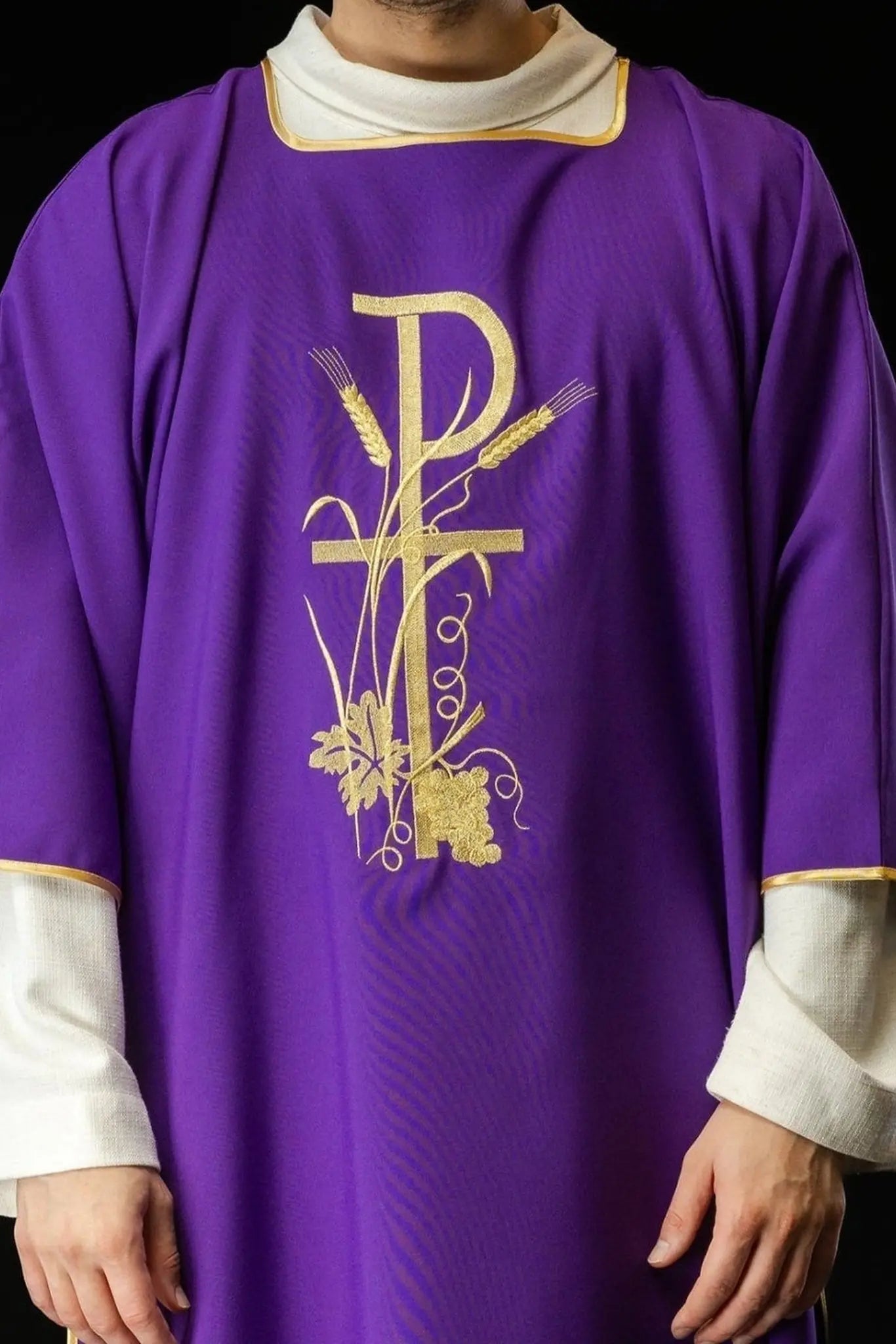 Dalmatique violette avec broderie de croix Pax dorée