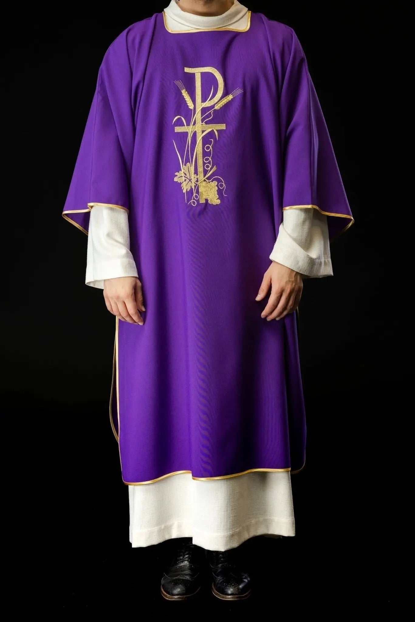 Dalmatique violette avec broderie de croix Pax dorée