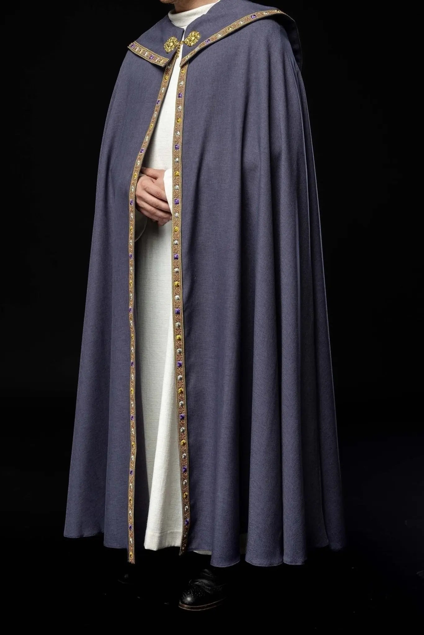 Cape liturgique violette avec IHS doré