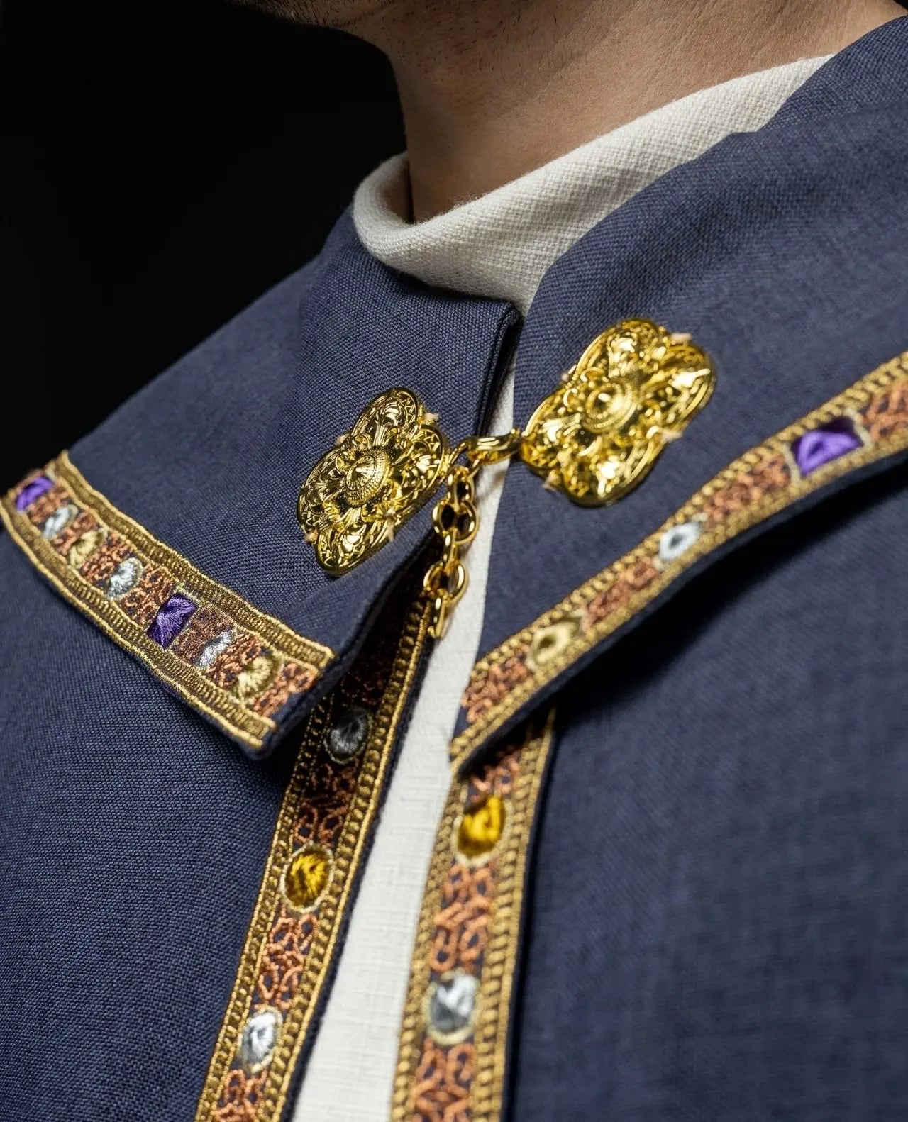 Cape liturgique violette avec IHS doré