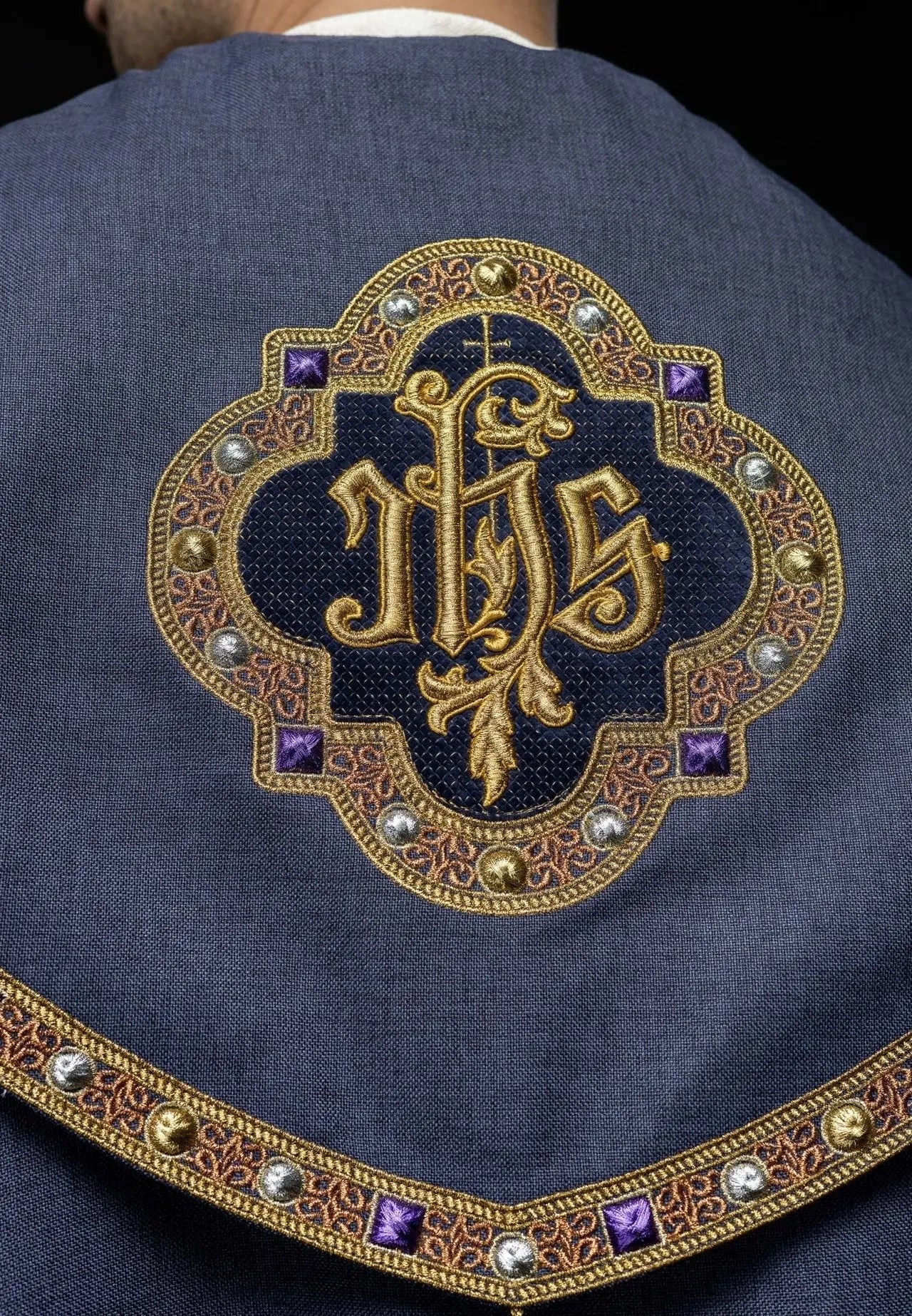 Cape liturgique violette avec IHS doré