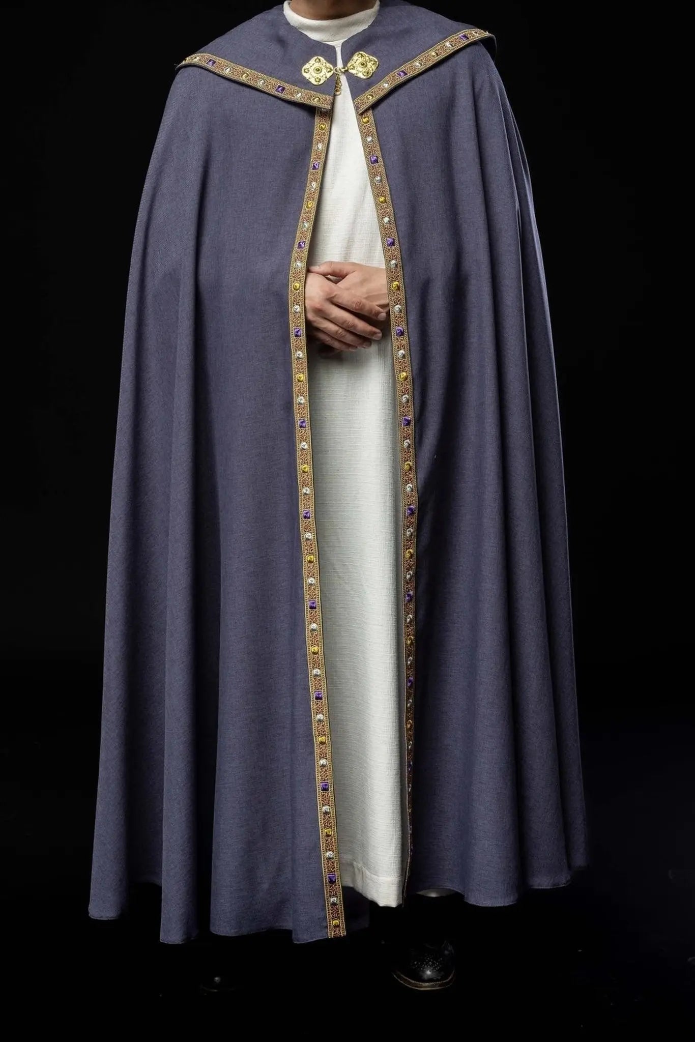 Cape liturgique violette avec IHS doré