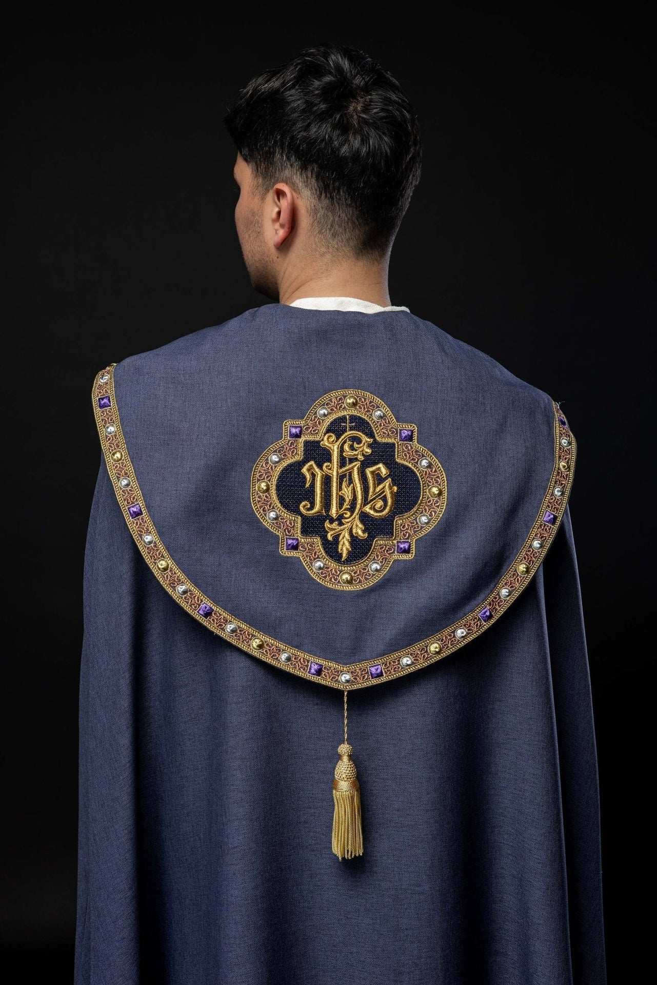 Fioletowa kapa liturgiczna z złotym IHS