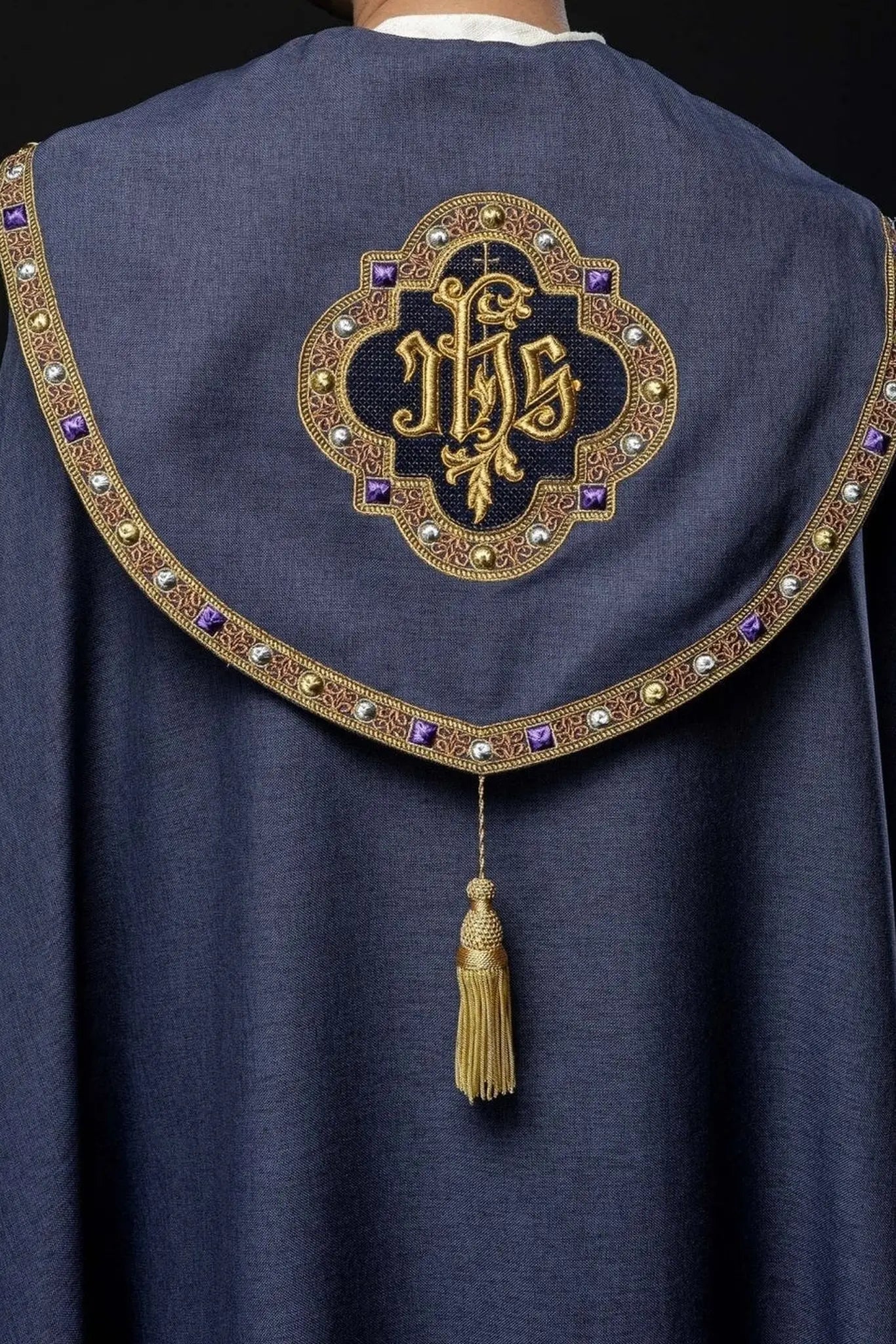 Cape liturgique violette avec IHS doré