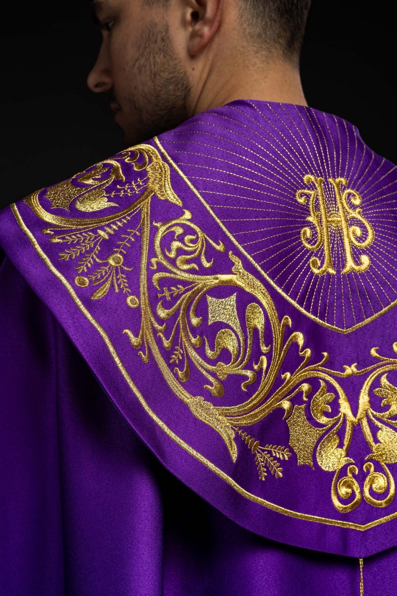 Fioletowa kapa liturgiczna z złotym monogramem IHS