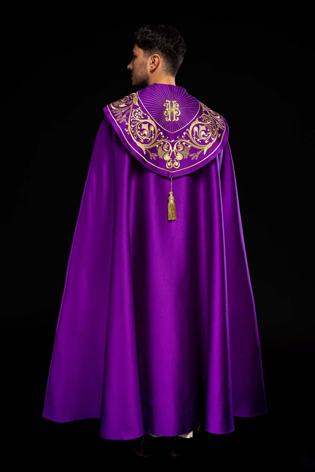 Fioletowa kapa liturgiczna z złotym monogramem IHS