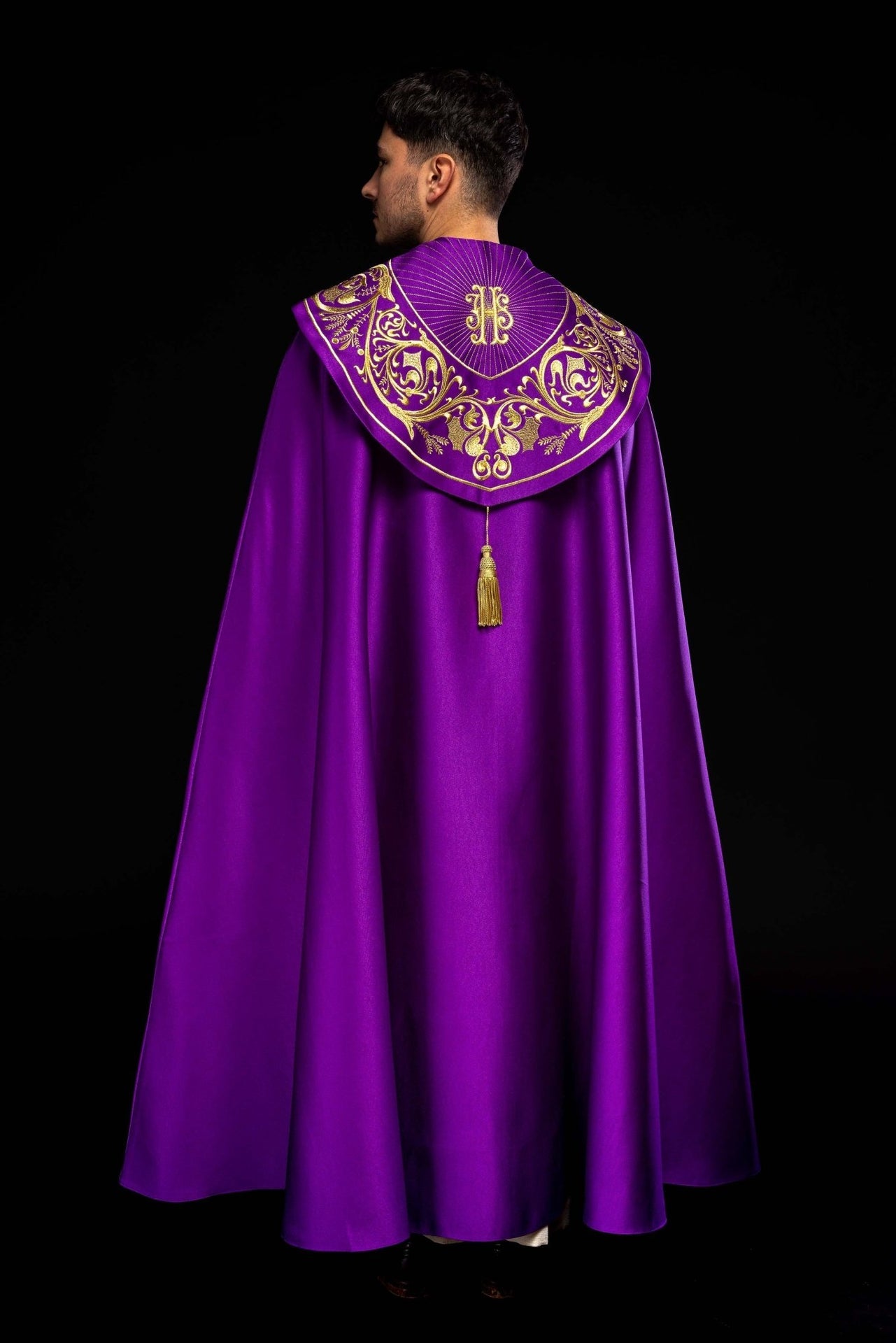 Fioletowa kapa liturgiczna z złotym monogramem IHS