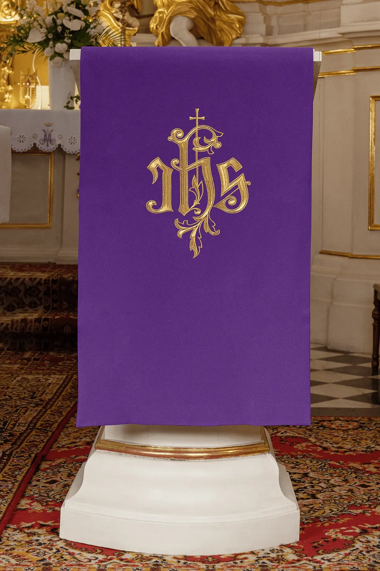 Nappe de lutrin brodée avec symbole IHS