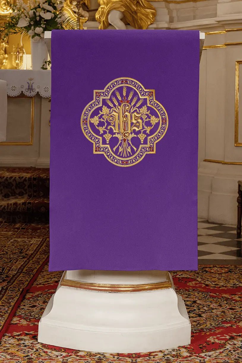 Serviette d'évangéliaire brodée d'or I JHS