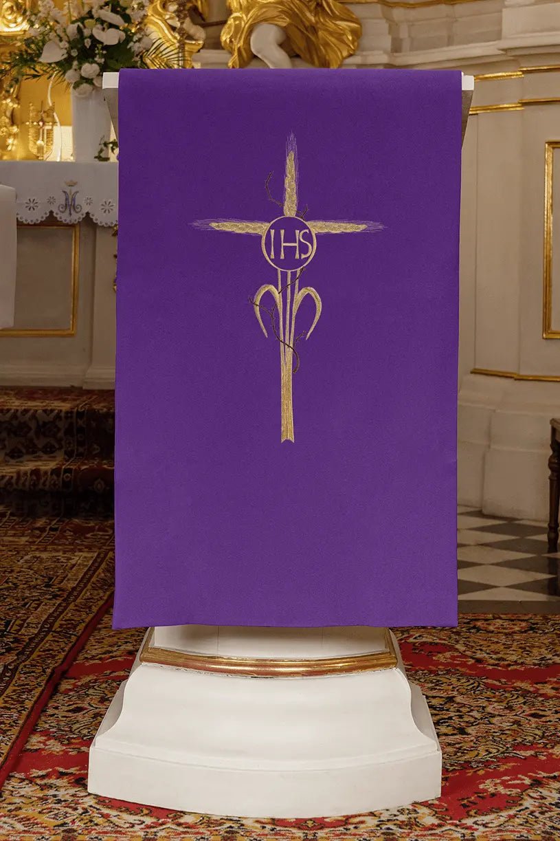 Nappe de lutrin brodée avec motif de la Croix et IHS