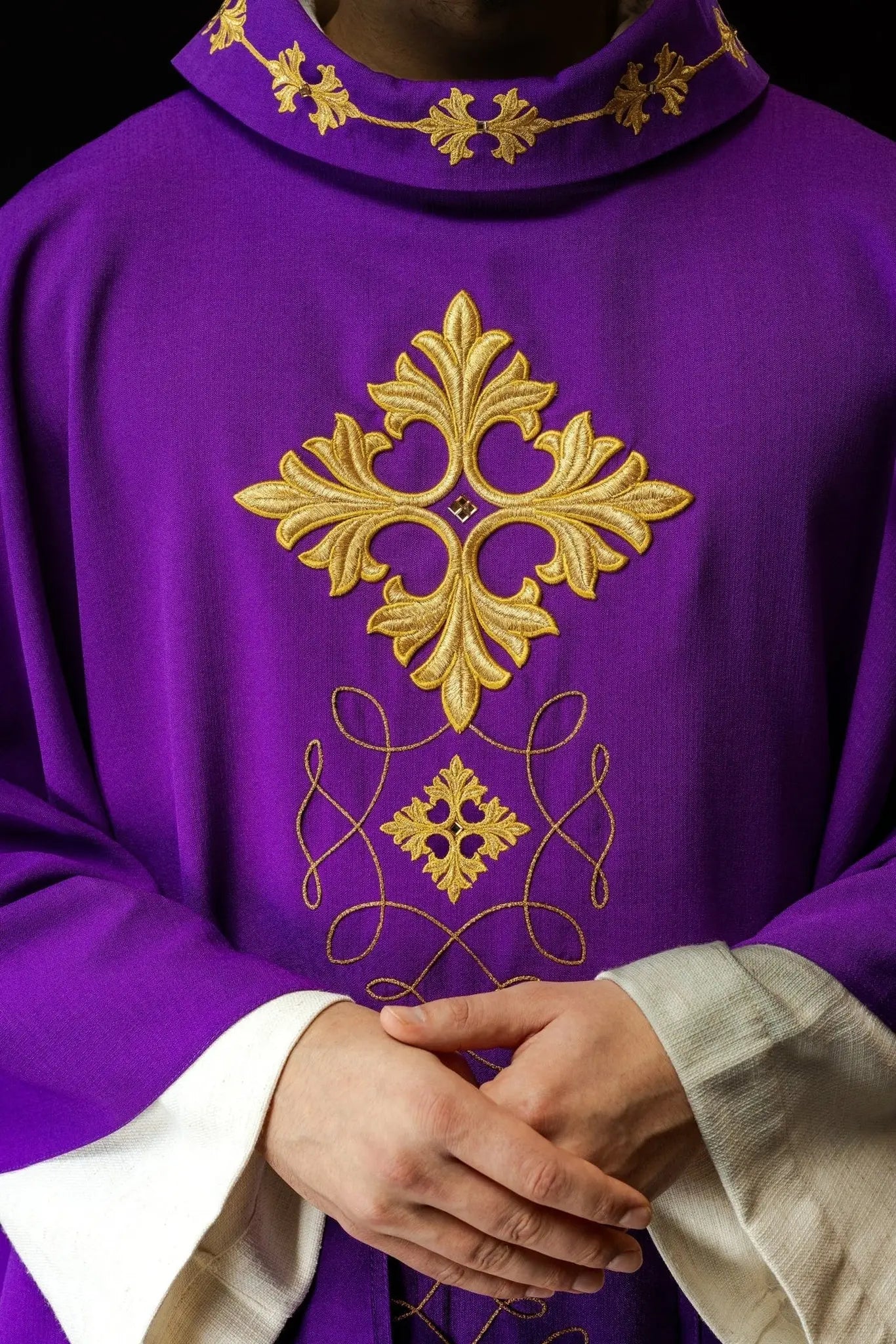 Chasuble violette richement brodée avec cordon et pierres