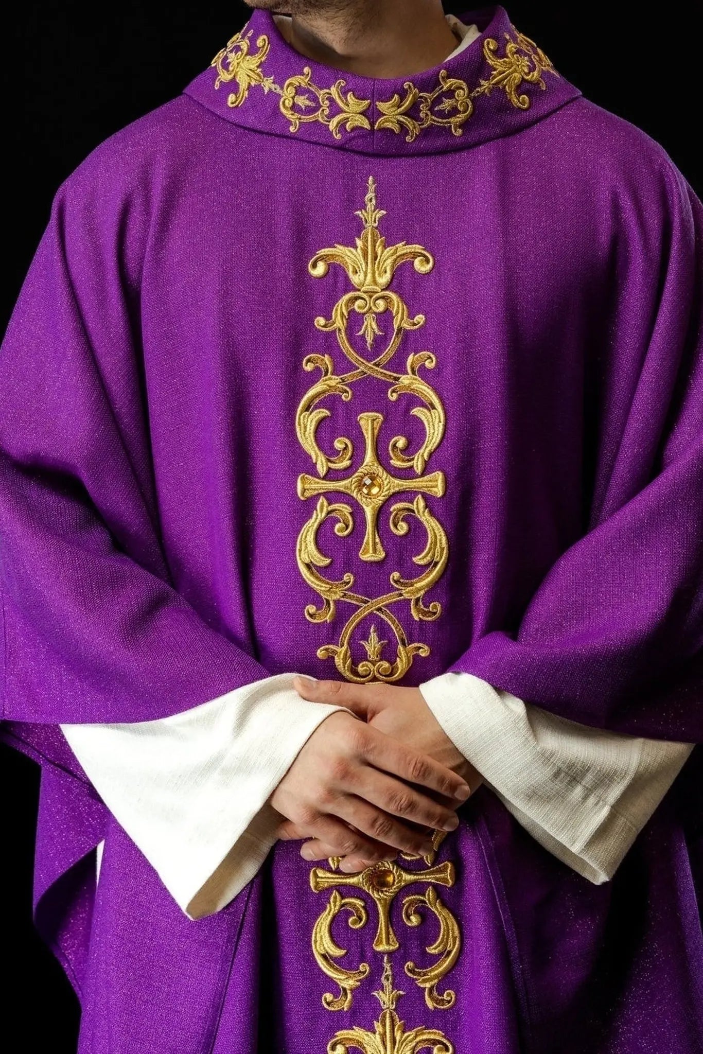 Chasuble violette richement brodée de pierres