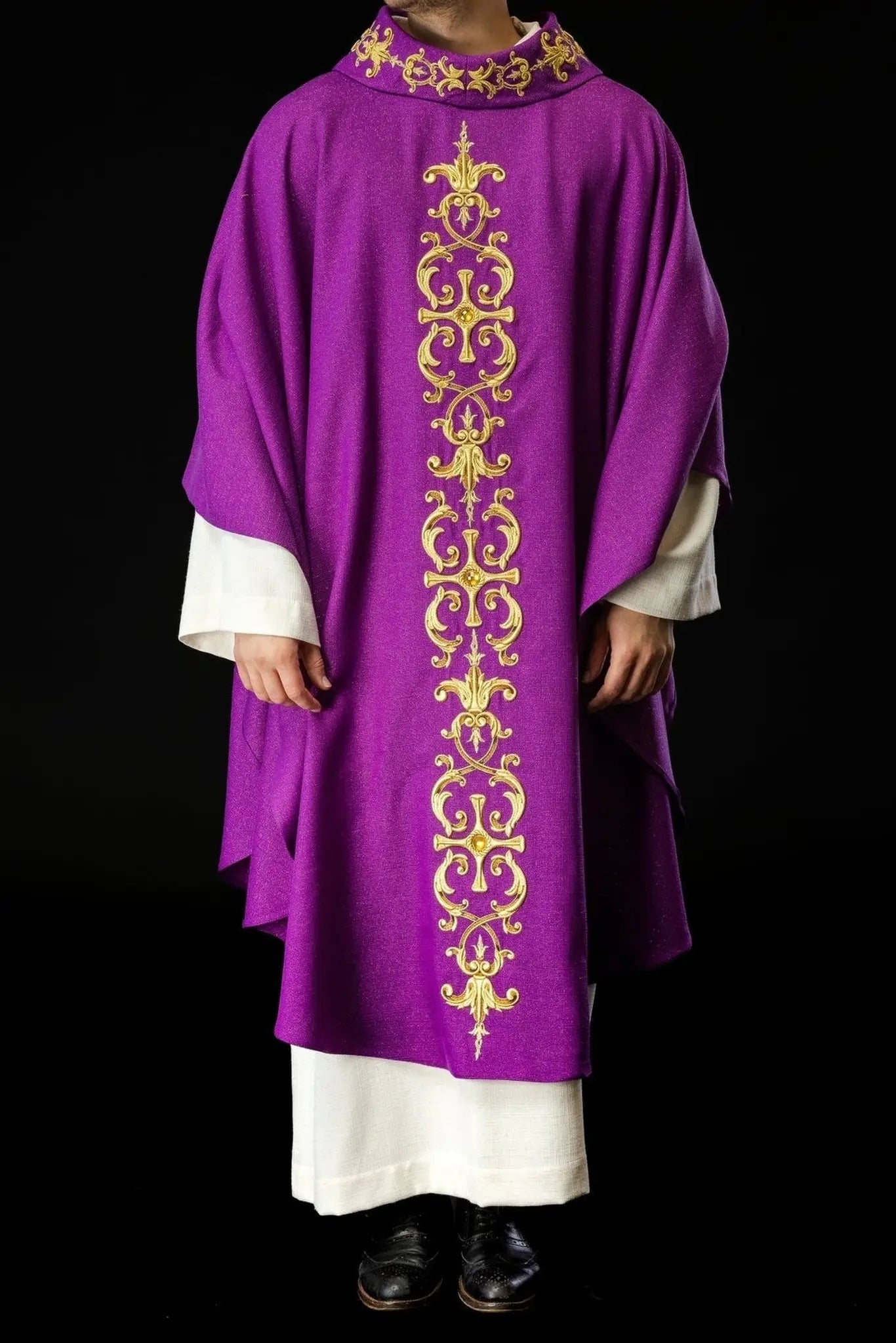 Chasuble violette richement brodée de pierres