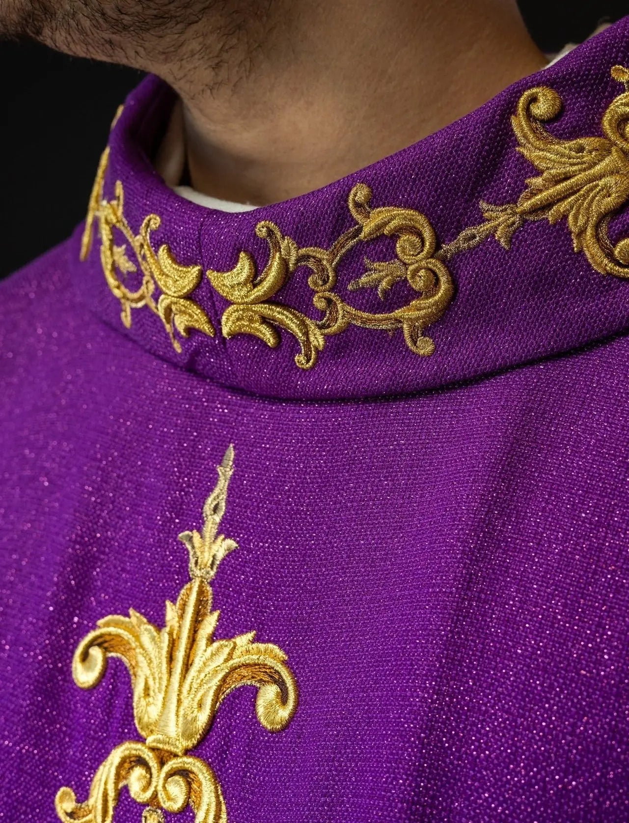 Chasuble violette richement brodée de pierres
