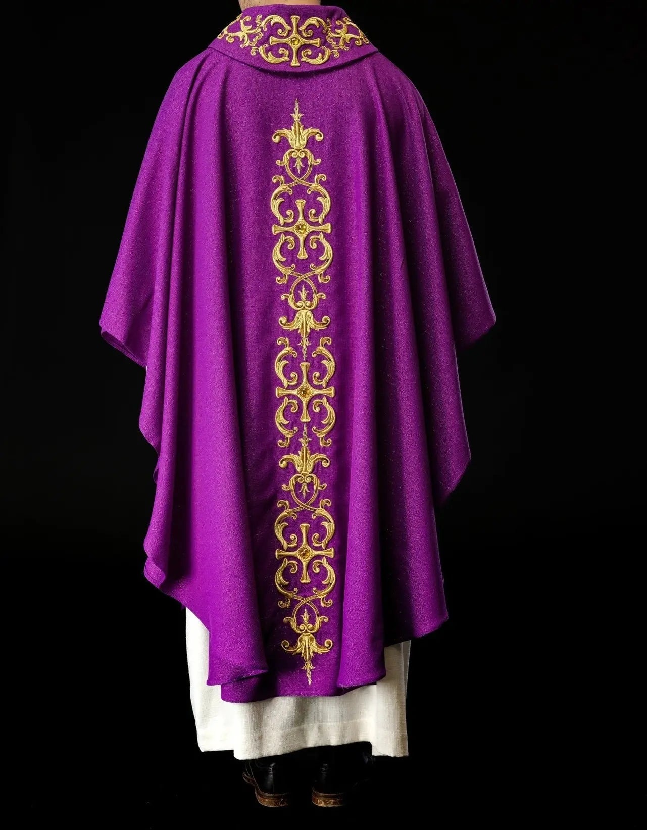 Chasuble violette richement brodée de pierres
