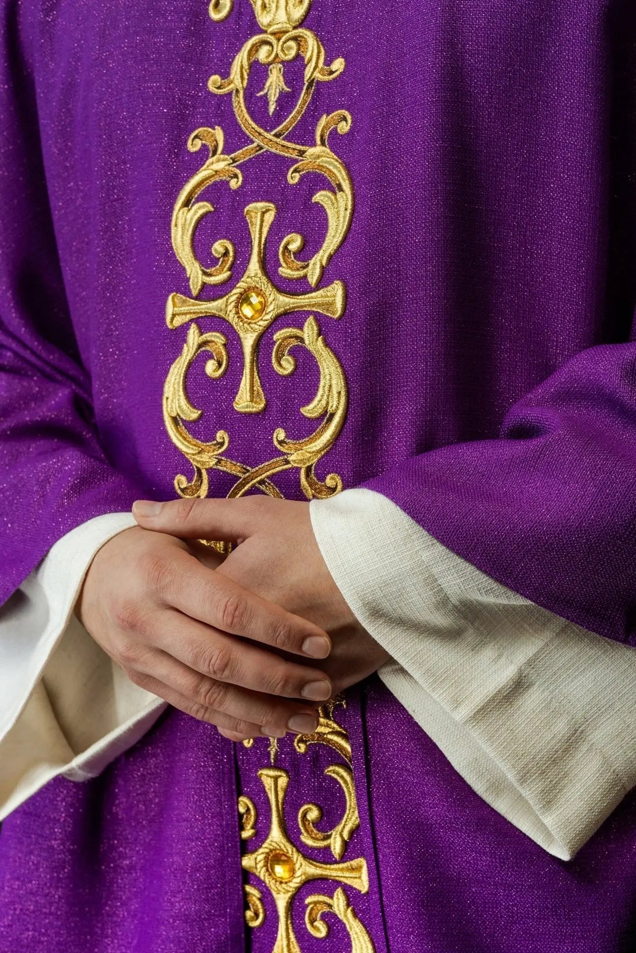 Chasuble violette richement brodée de pierres