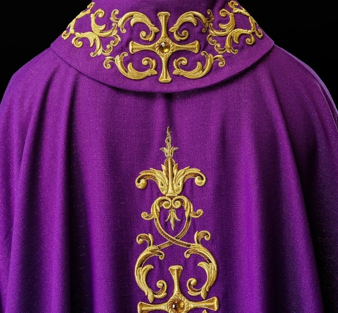 Chasuble violette richement brodée de pierres