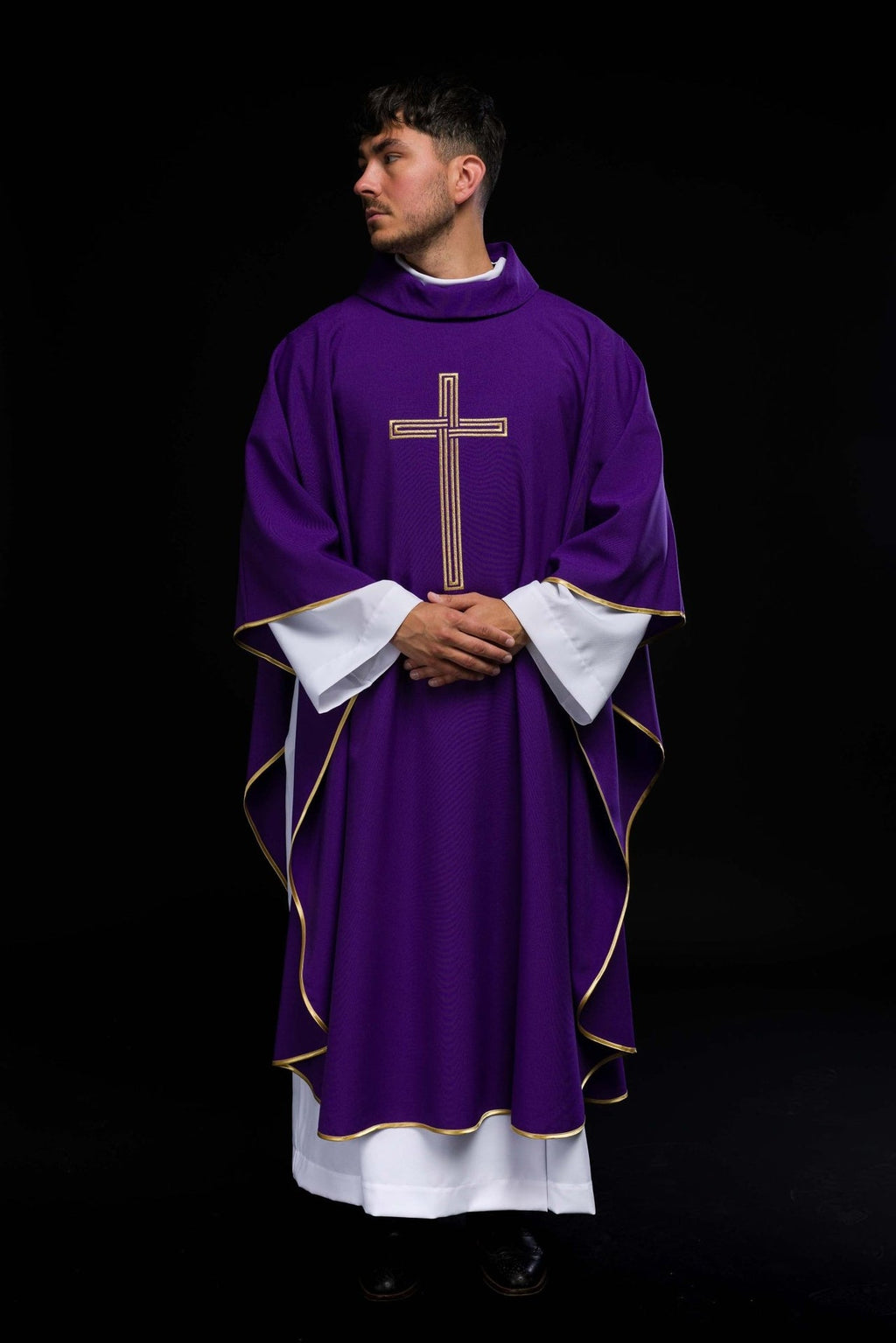 Fioletowy ornat haftowany z Krzyżem