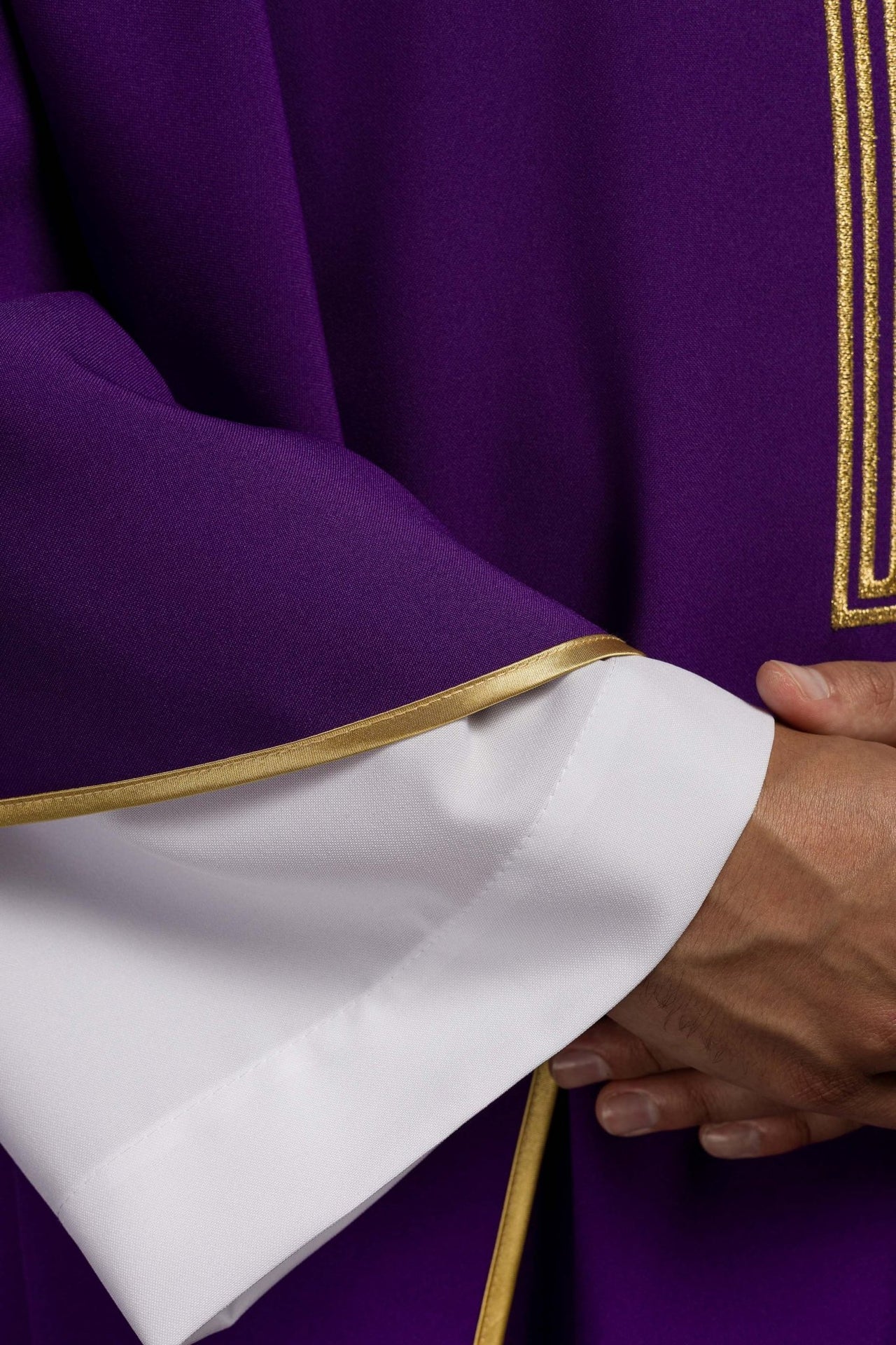 Fioletowy ornat haftowany z Krzyżem