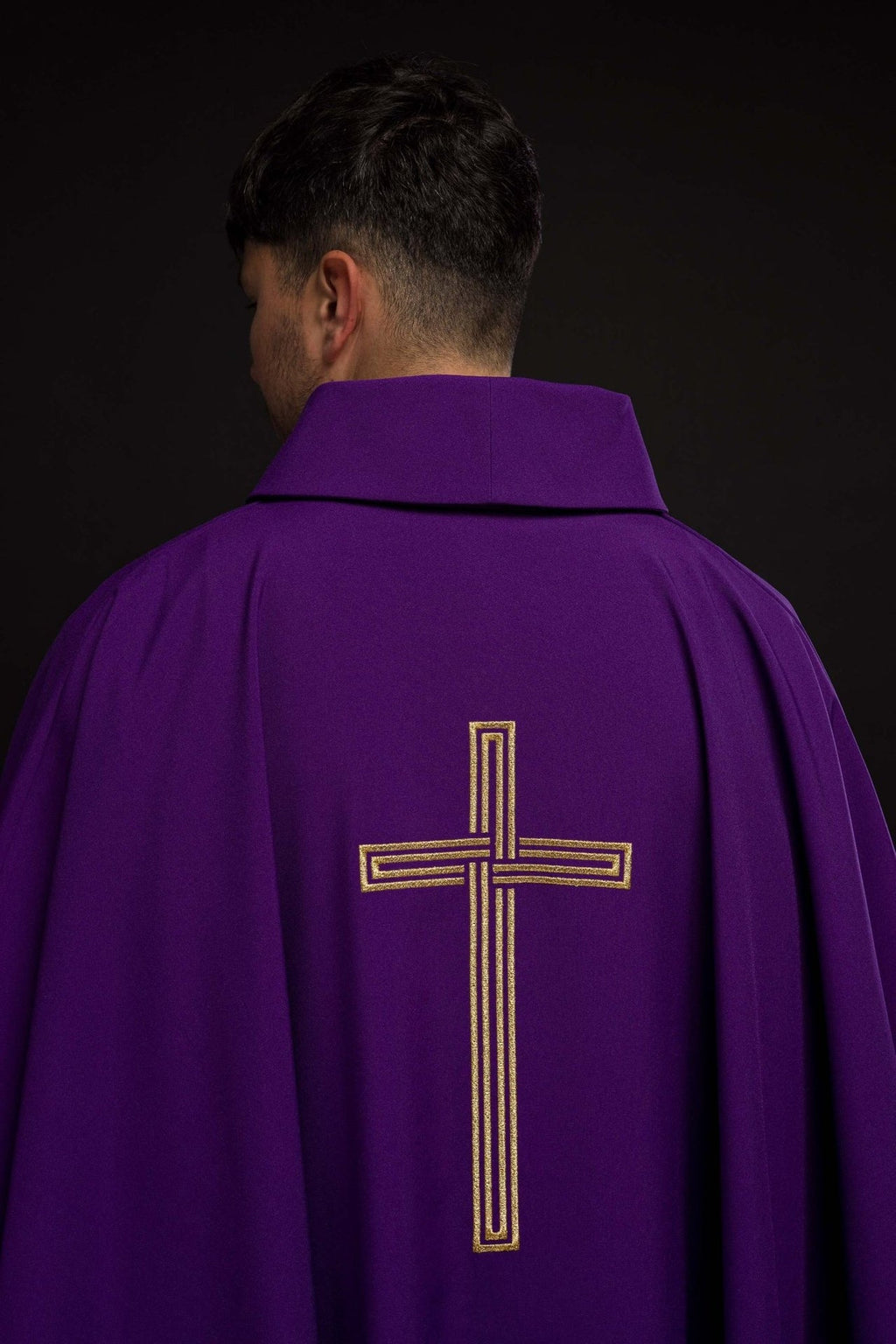 Fioletowy ornat haftowany z Krzyżem