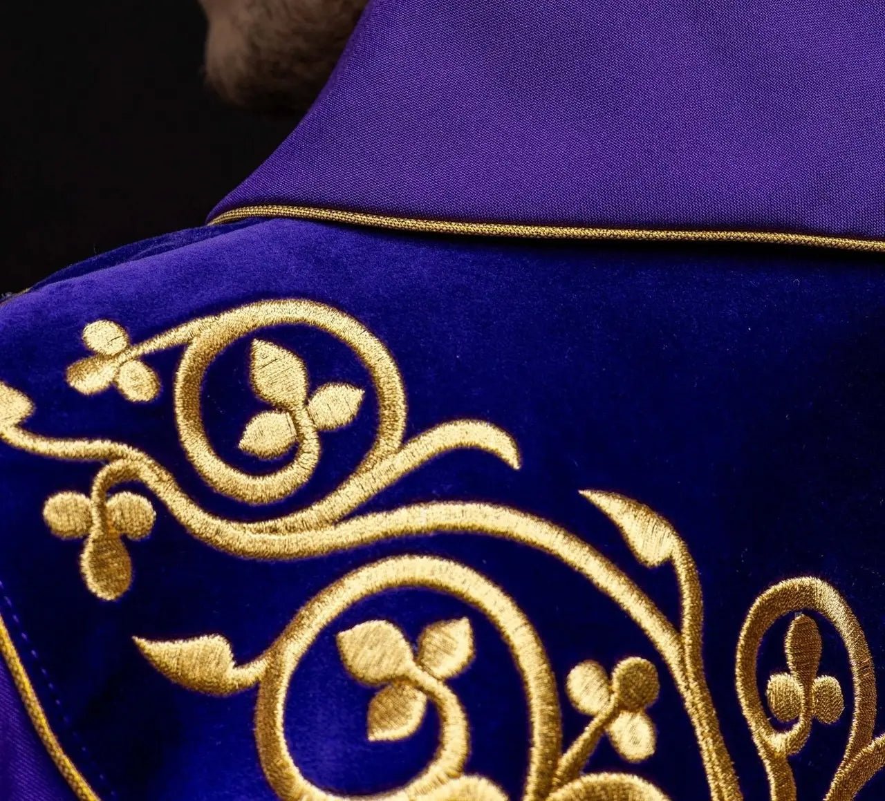 Chasuble liturgique violette décorée de broderies sur velours