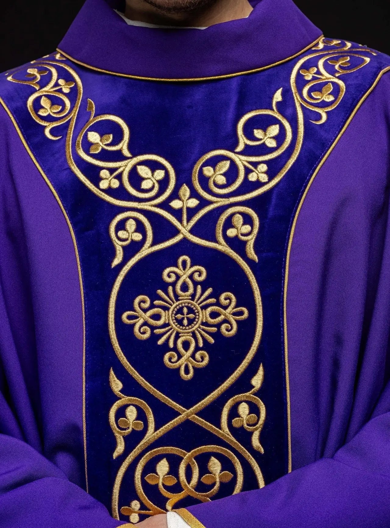Chasuble liturgique violette décorée de broderies sur velours