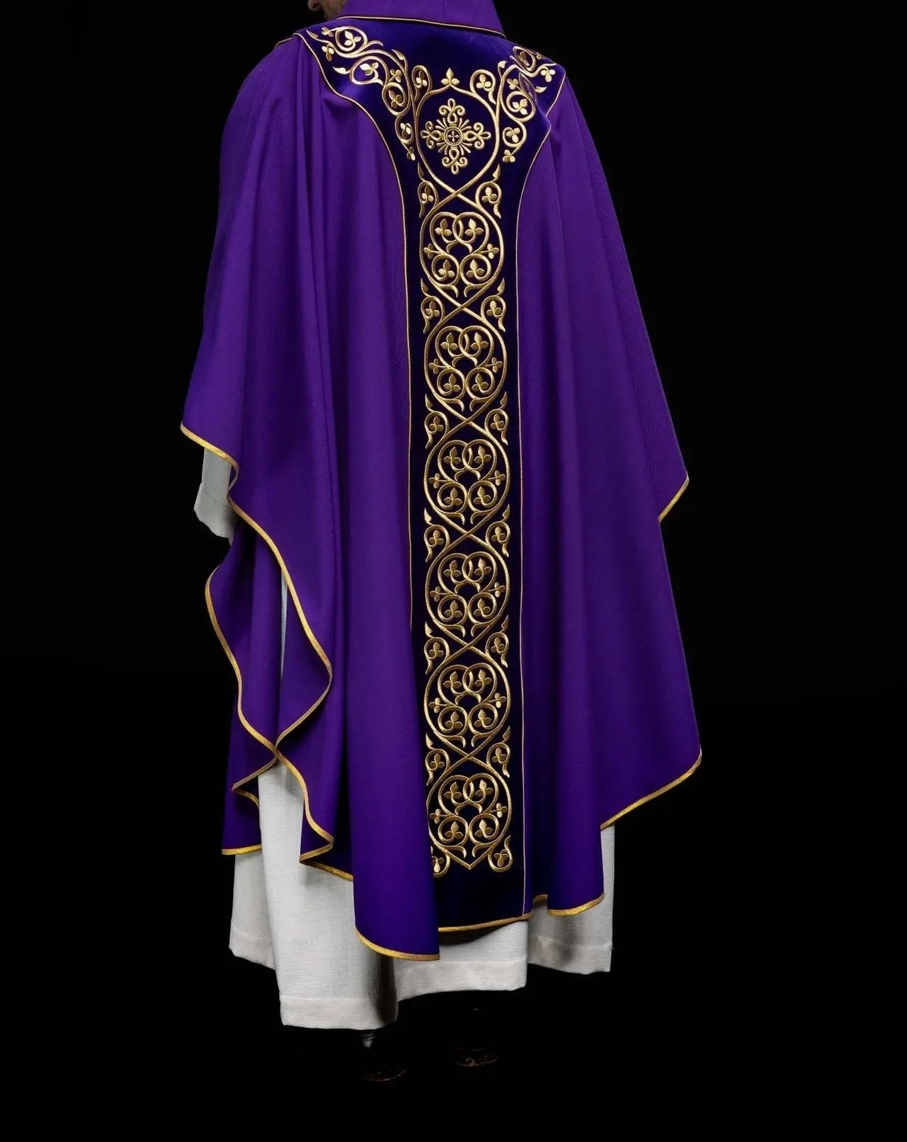 Chasuble liturgique violette décorée de broderies sur velours