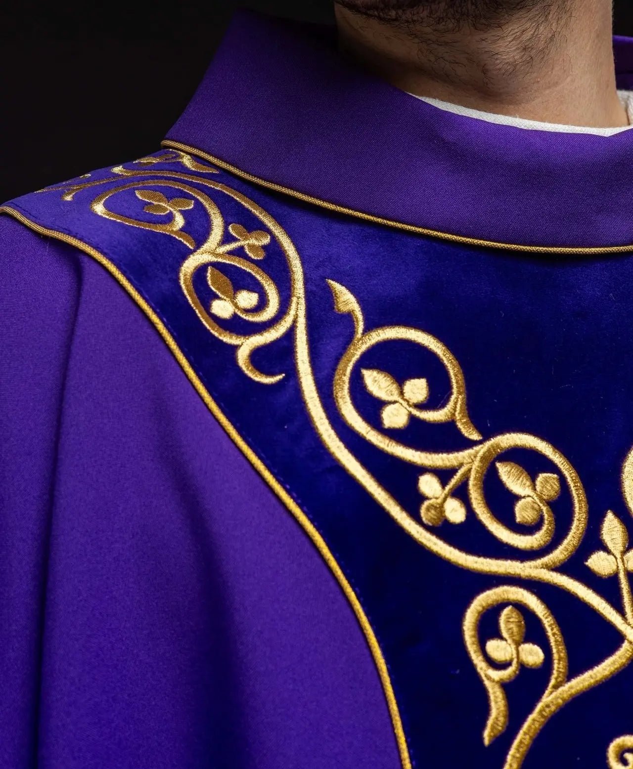Chasuble liturgique violette décorée de broderies sur velours