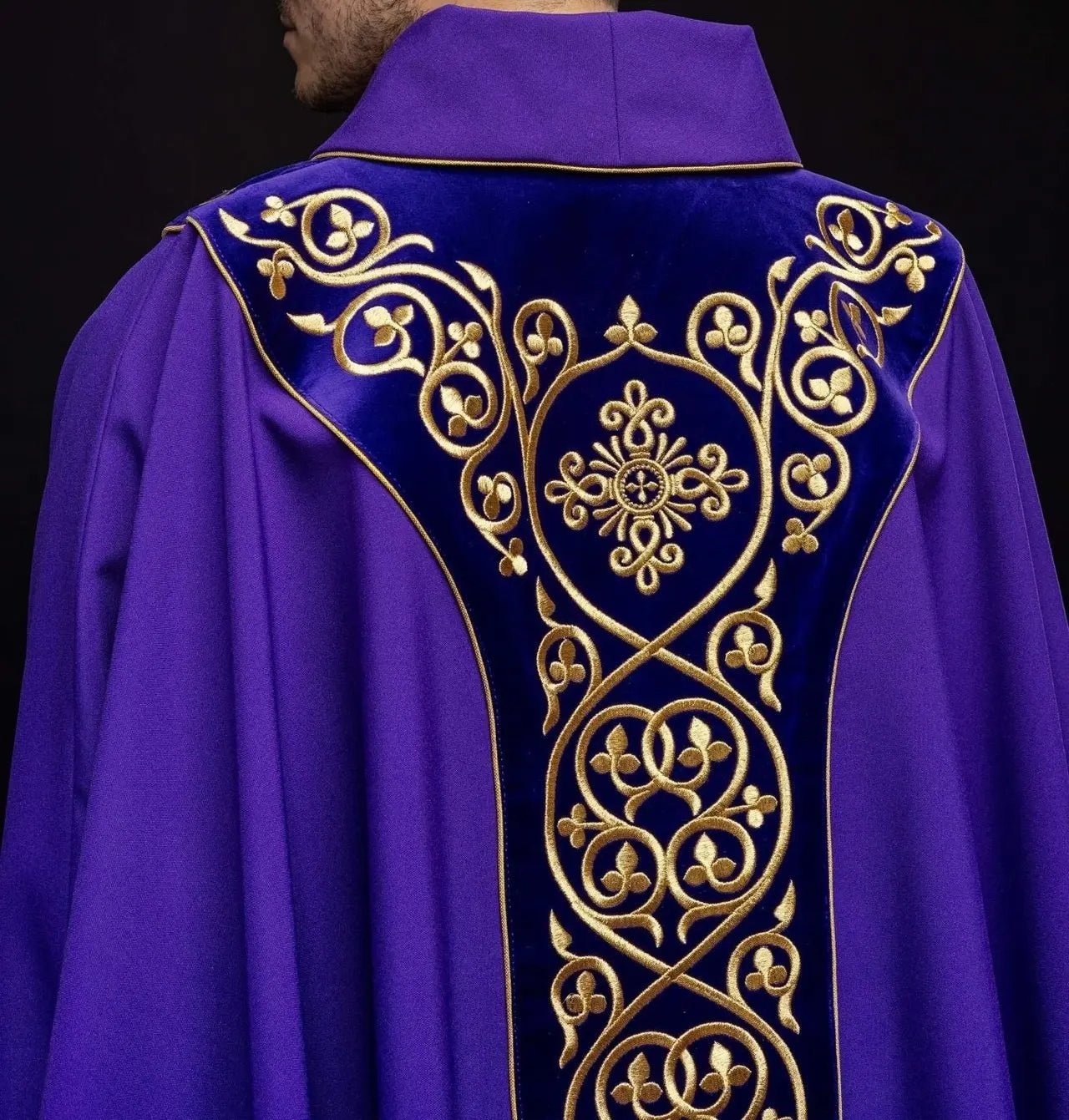 Chasuble liturgique violette décorée de broderies sur velours
