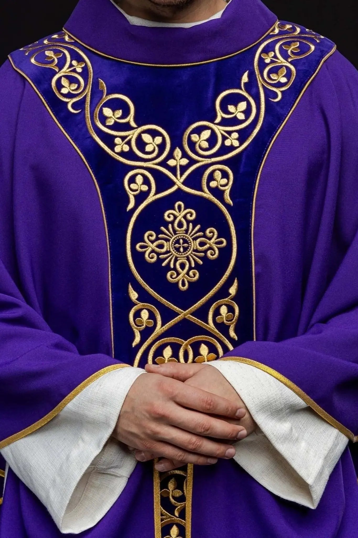 Chasuble liturgique violette décorée de broderies sur velours